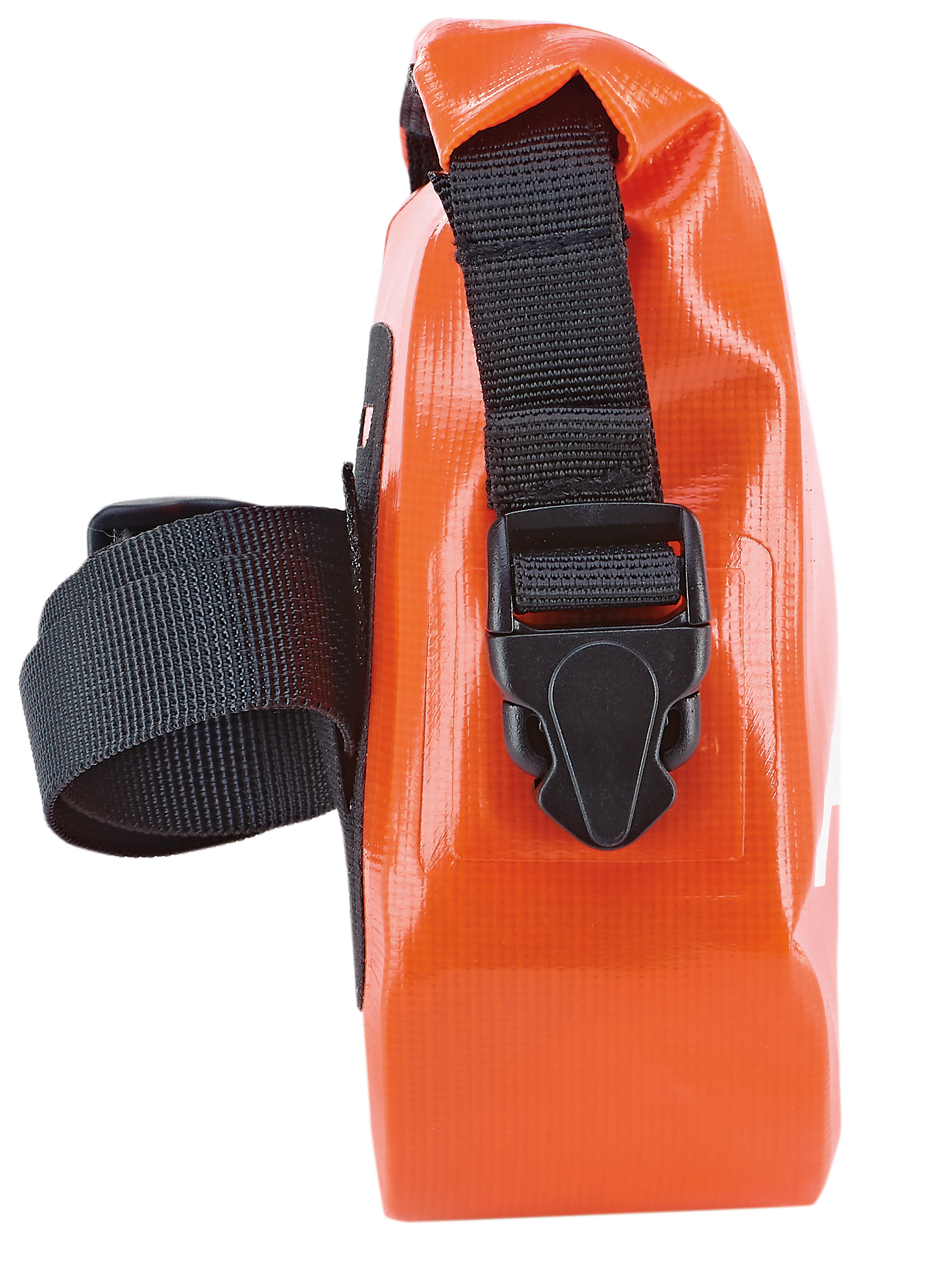 Eine orangefarbene, wasserdichte Trockentasche. Ein schwarzer Gurt mit Schnalle ist befestigt. Weißer Hintergrund.