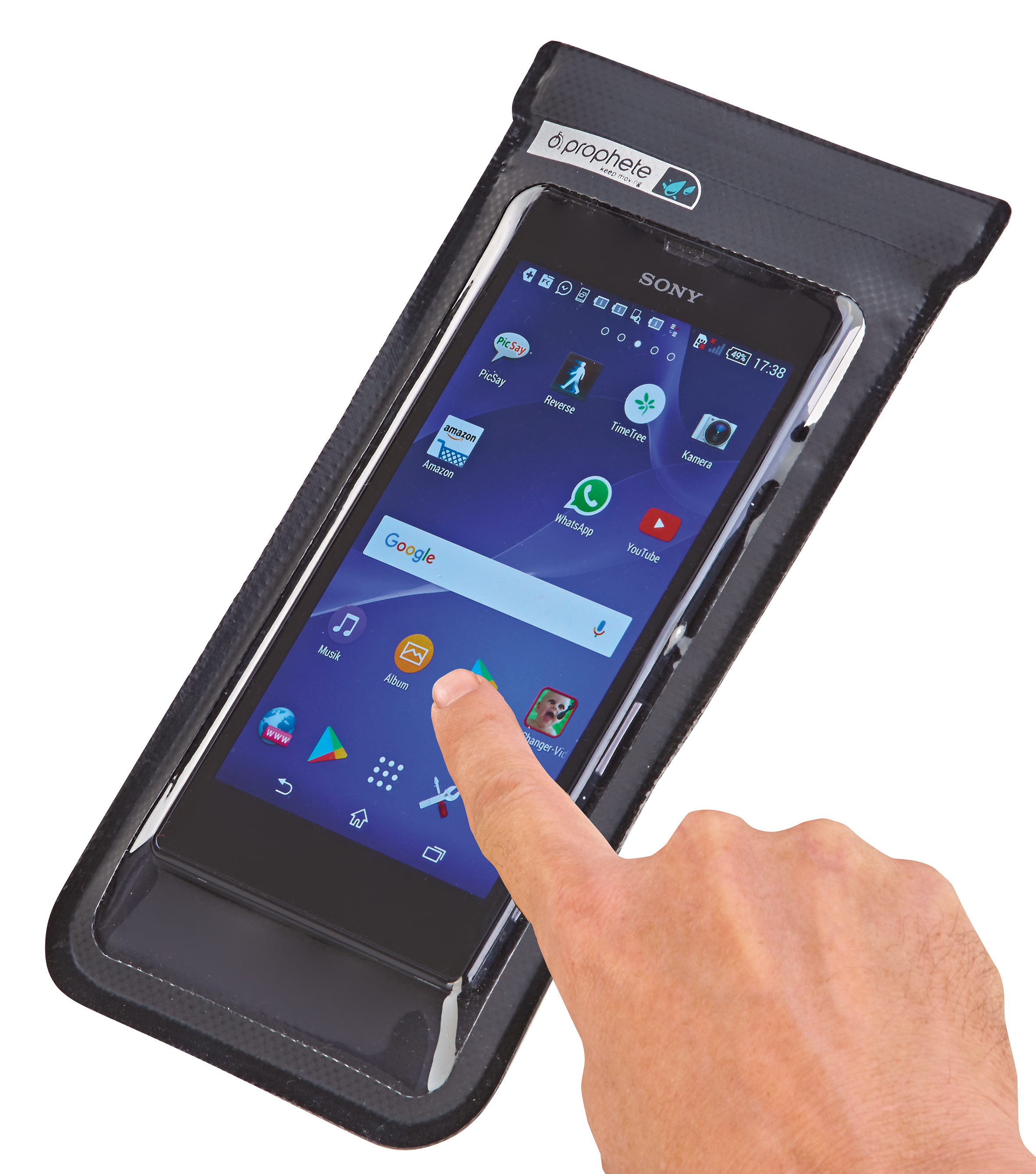 Eine Hand berührt ein Telefon in einer wasserdichten Hülle. Das Telefon zeigt Apps an.