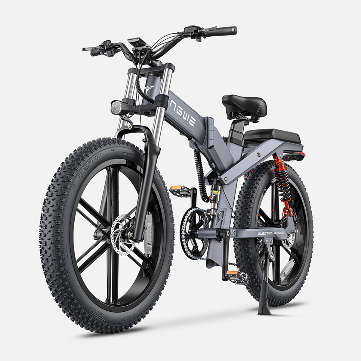 Szary rower elektryczny z dużymi oponami. Tło to jasnoszary gradient.