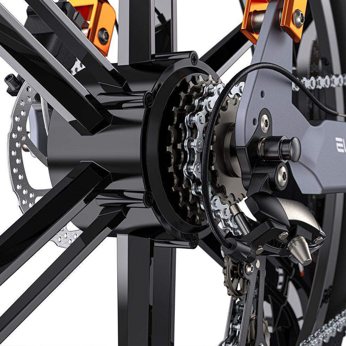 Zbliżenie na zębatki i łańcuch roweru. Metaliczne kolory z pomarańczowymi akcentami, czarna rama.