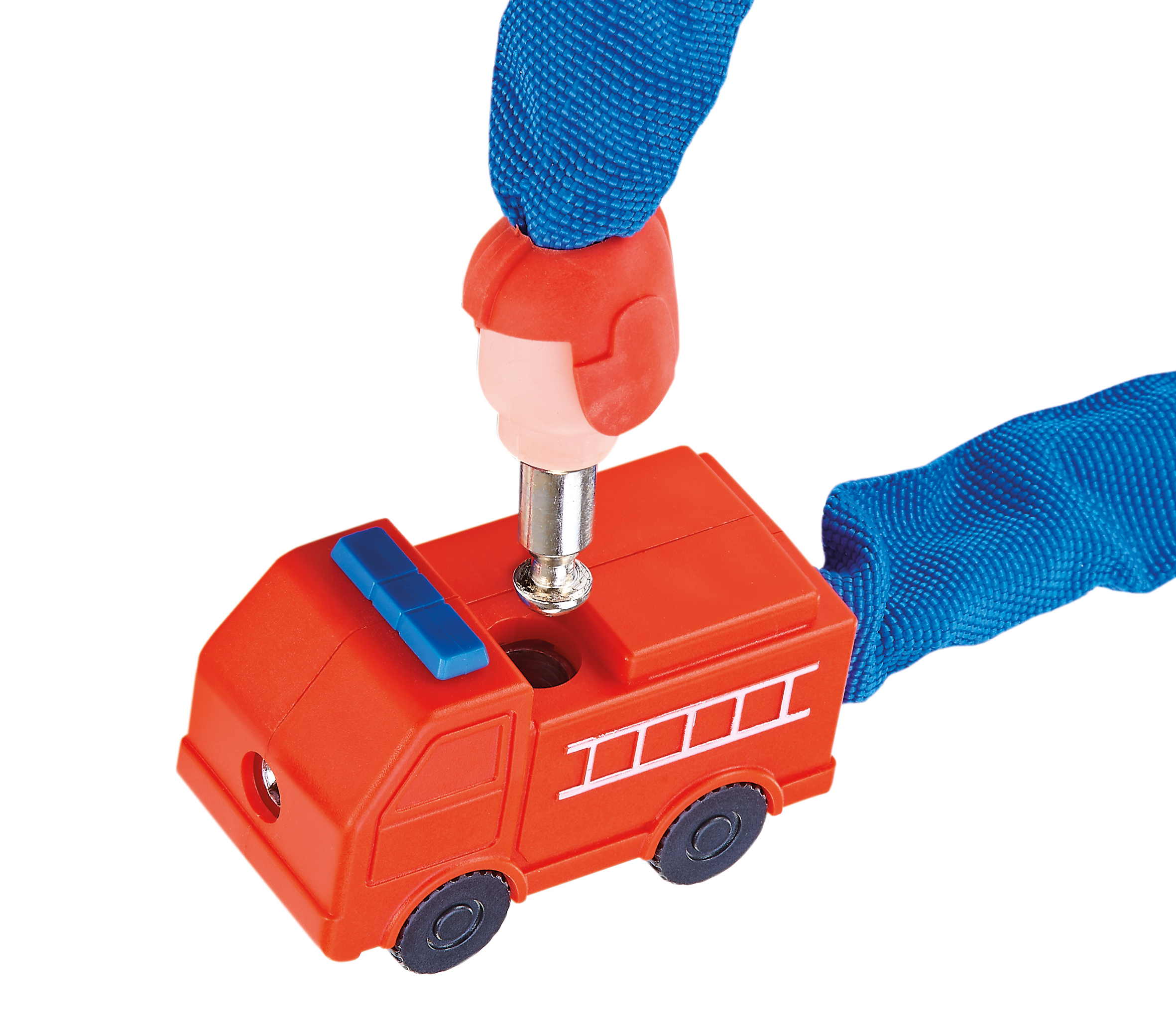 Spielzeug-Feuerwehrwagen mit Feuerwehrmann-Figur. Der Wagen ist rot, die Figur wird eingesetzt.