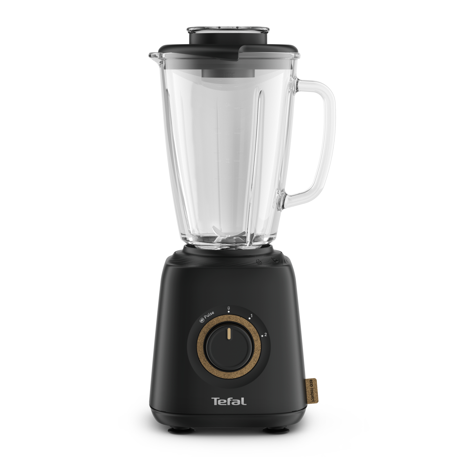 Schwarzer Mixer auf Weiß. Er hat einen Glaskrug und einen goldfarbenen Bedienknopf.