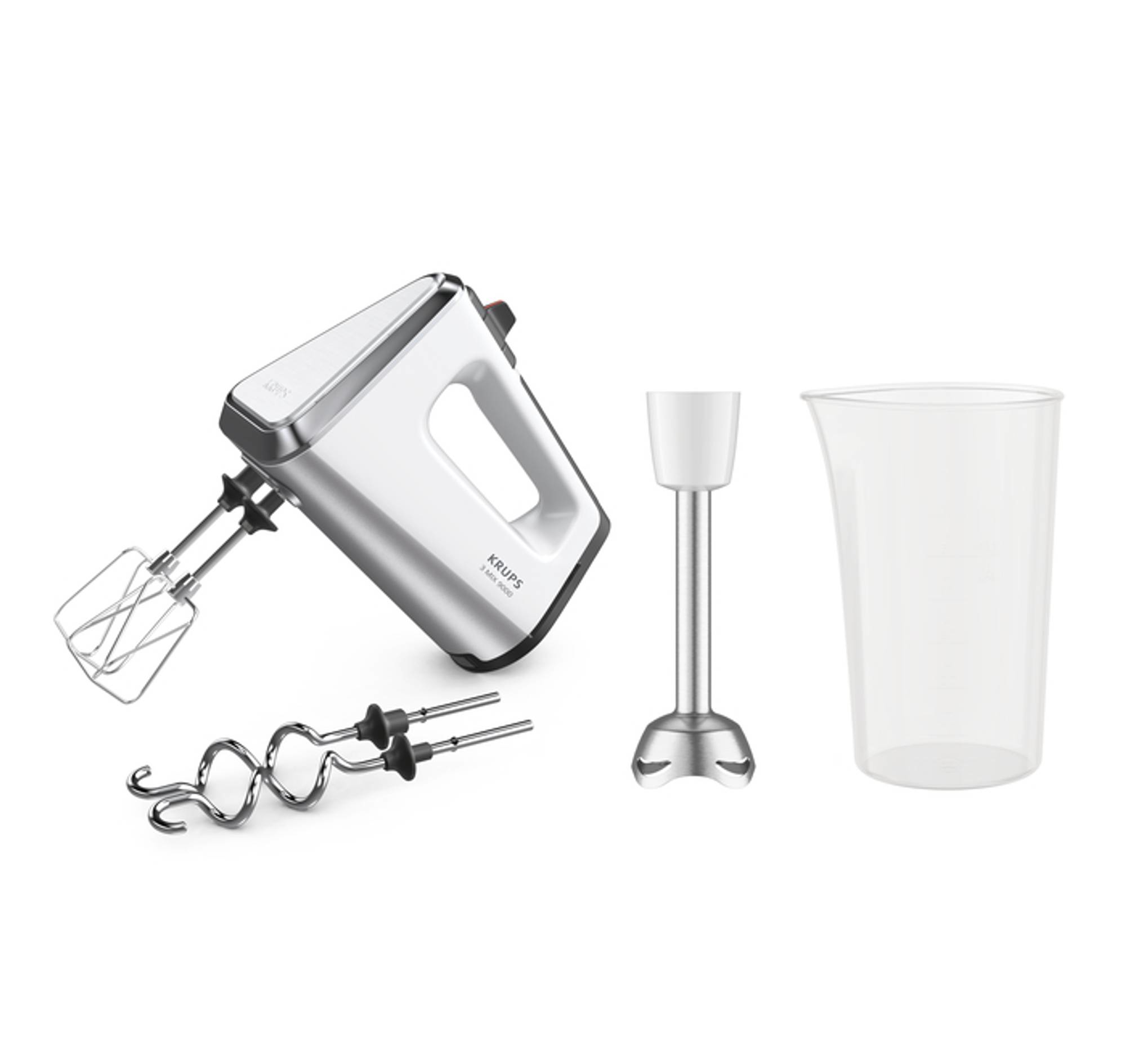 Frullatore a mano bianco e argento con accessori e un becher di plastica trasparente.