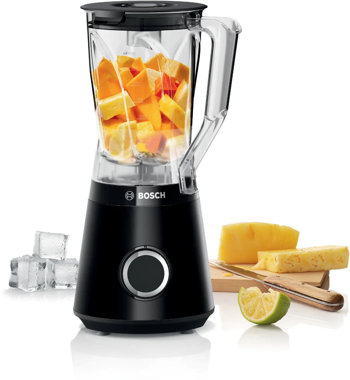 Czarny blender ze składnikami w środku i w pobliżu: mango, ananas, cytryna. Obecne logo Bosch.