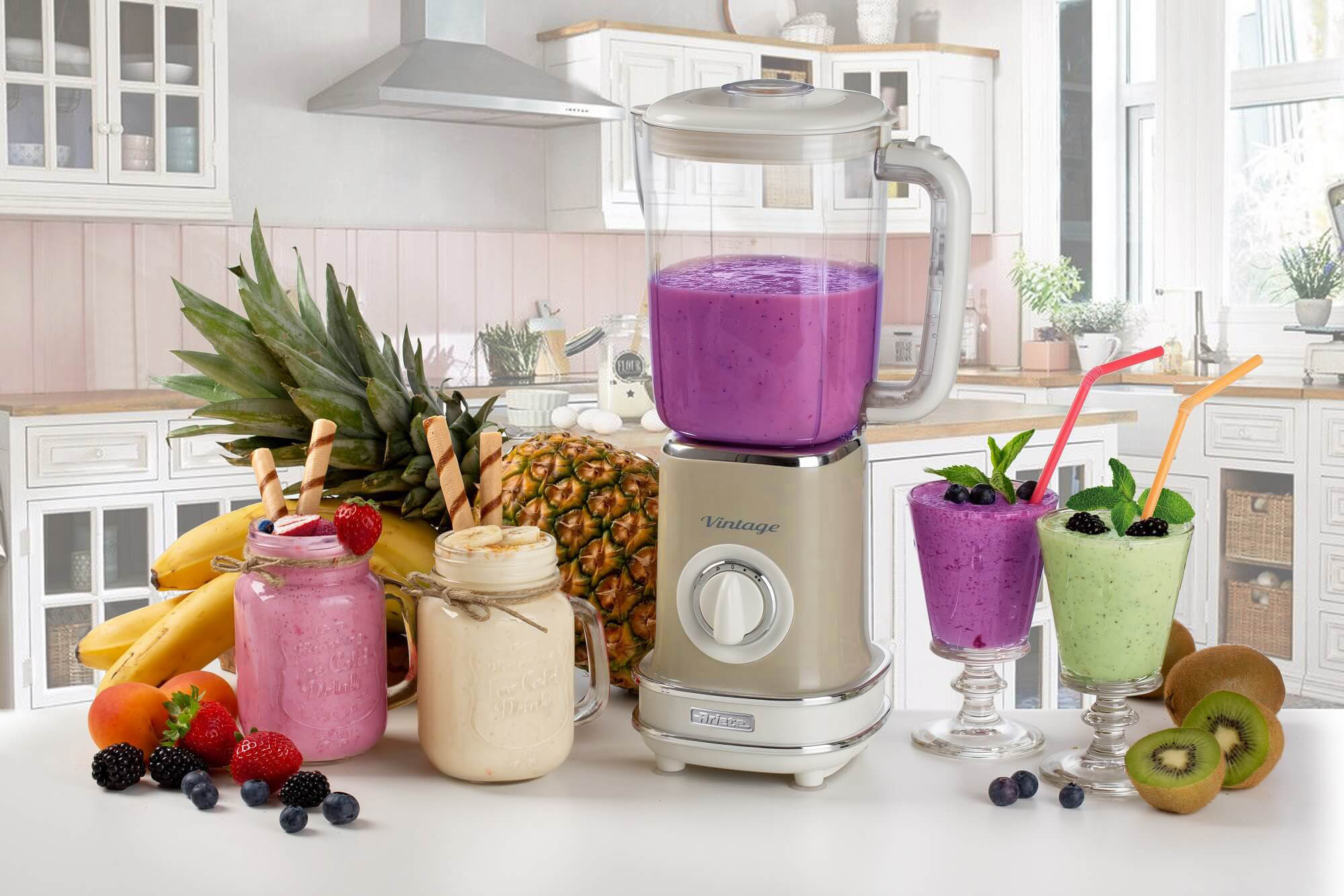 Bir mutfak sahnesi, smoothie yapan bir blender ve diğer malzemeler.