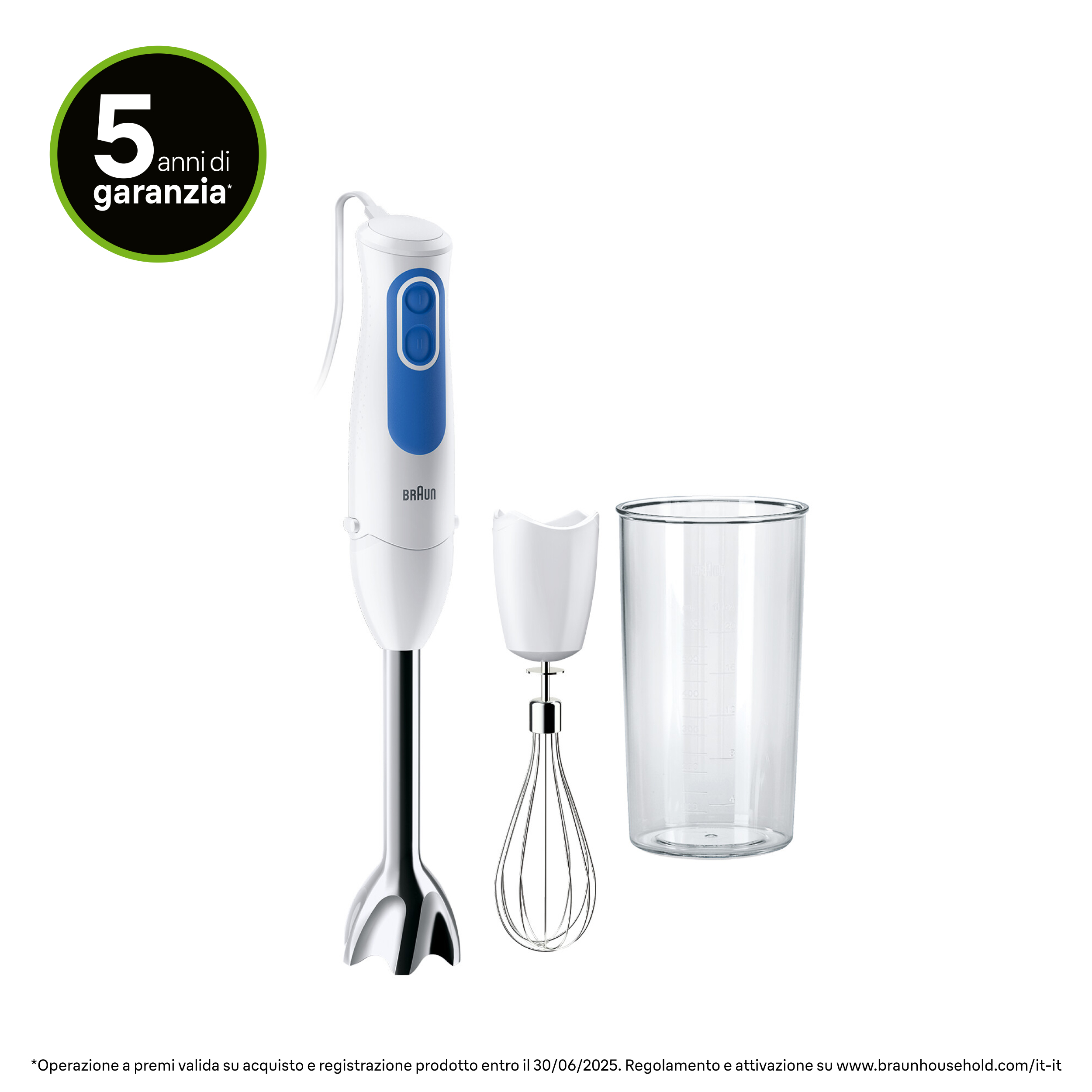 Un frullatore a immersione bianco con pulsanti blu e accessori su sfondo bianco.