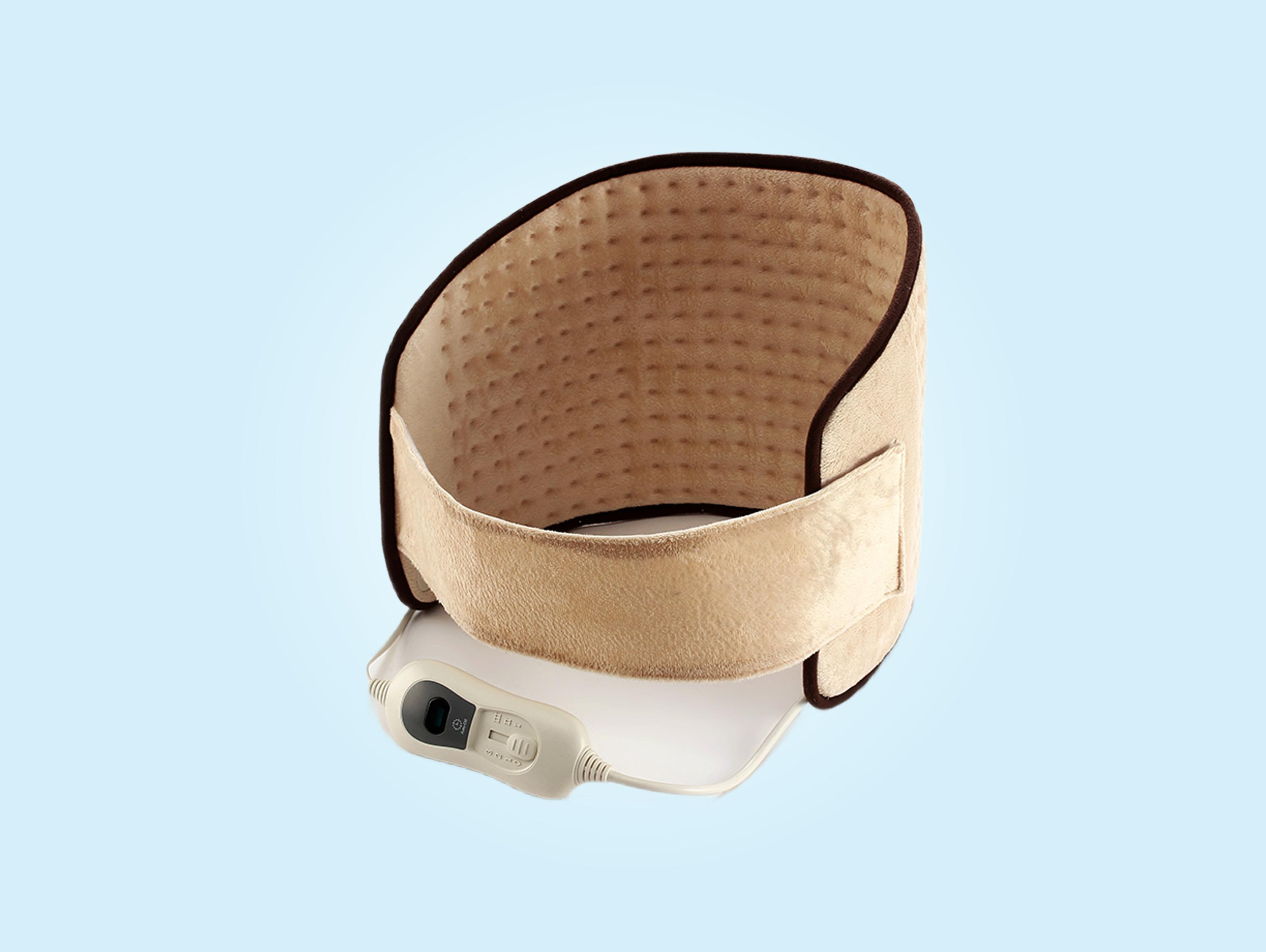 Una almohadilla térmica beige con un panel de control y cable de alimentación sobre fondo azul.