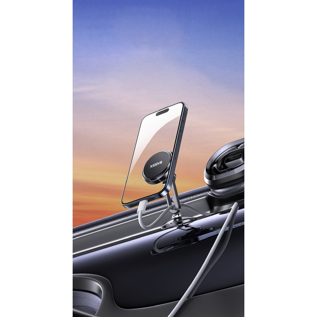 Ein Telefon ist mit einem magnetischen Halter und weißem Ladekabel auf dem Armaturenbrett befestigt.