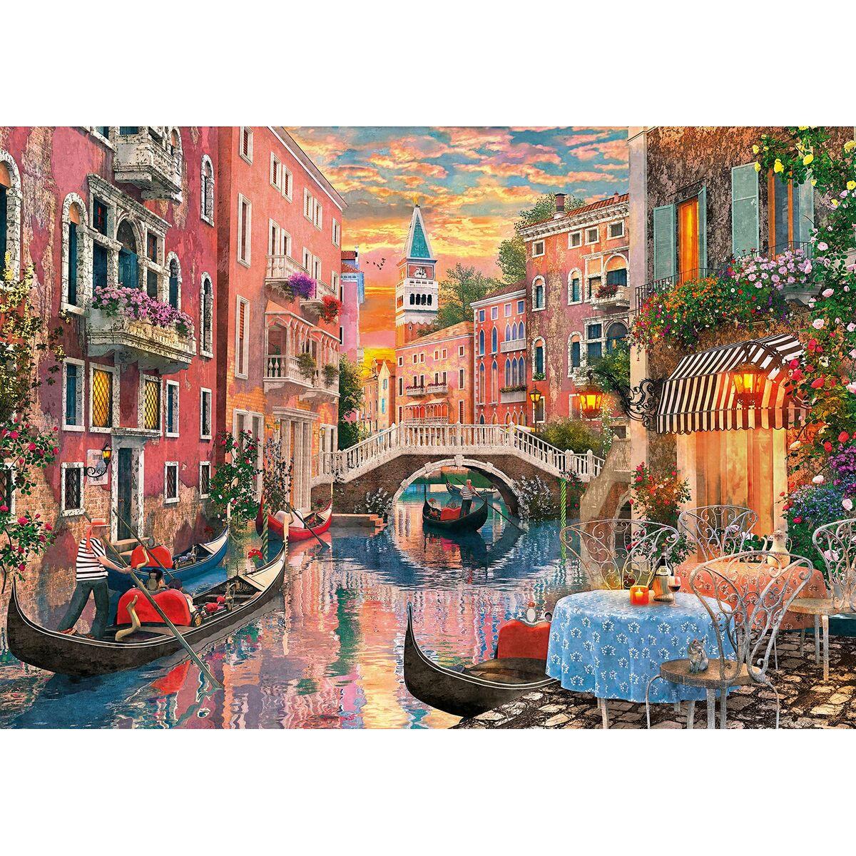 Scena del canale veneziano con gondole, ponte, edifici colorati e tavola apparecchiata. Il tramonto si riflette nell'acqua.