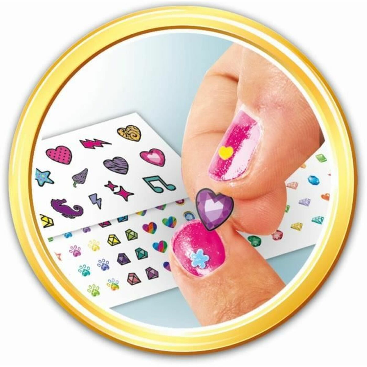 Primo piano di una mano che applica adesivi per unghie: cuori, stelle, gemme e un adesivo a cuore su un'unghia.