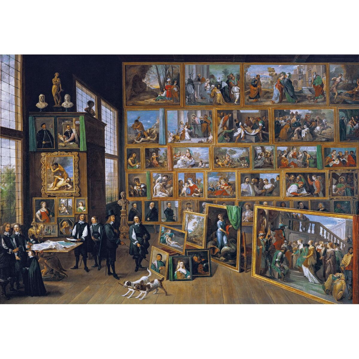 Une galerie d'art avec de nombreux tableaux encadrés sur les murs et le sol. Des hommes en costumes noirs regardent des tableaux. Deux chiens sont devant.