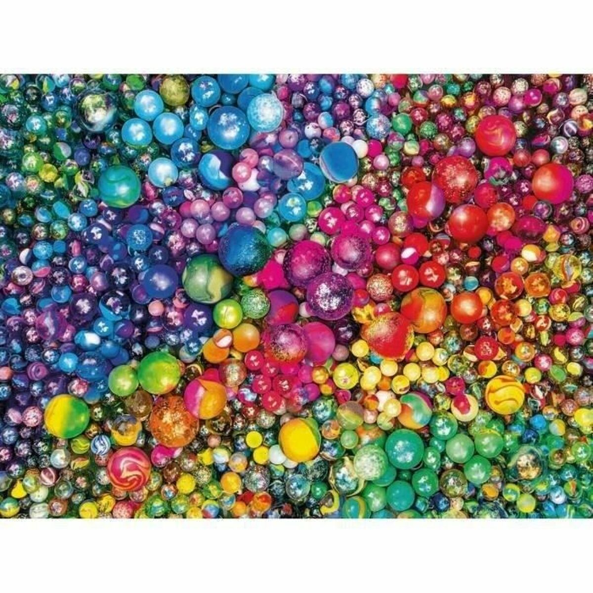 Primer plano de un rompecabezas con una colorida variedad de esferas de varios tamaños y colores.