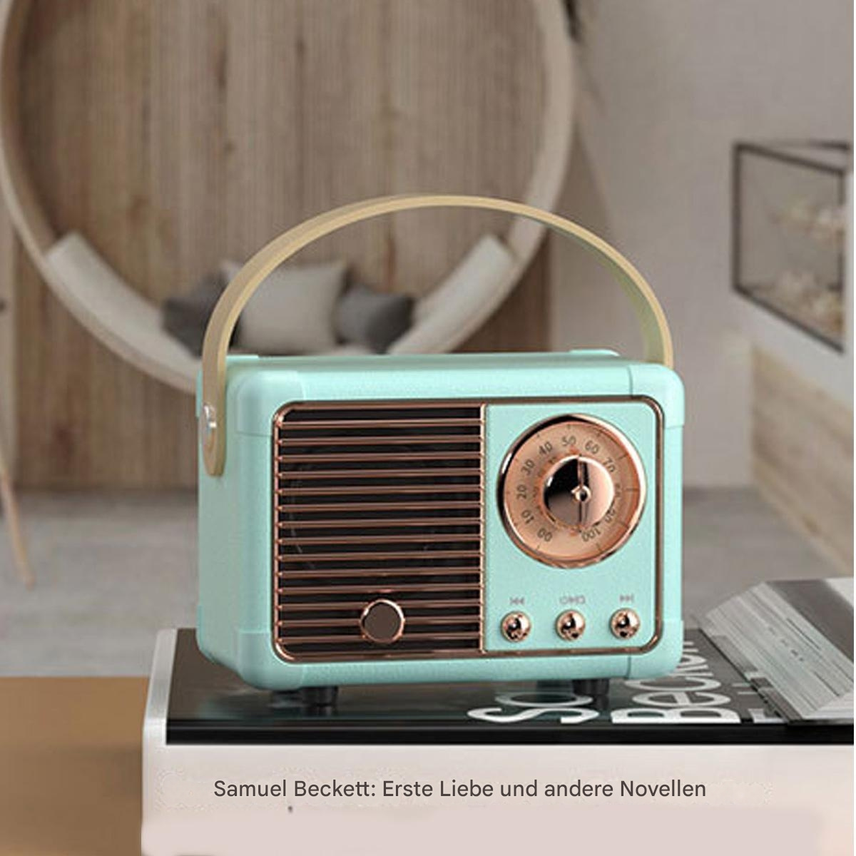 Ein kleines Radio im Retro-Stil, blaugrün, mit Holzgriff, auf einem schwarzen Buch. Das Radio hat ein Zifferblatt.