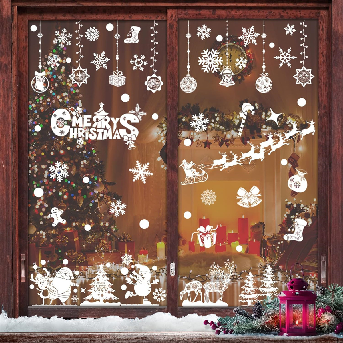 Fenster weihnachtlich dekoriert. Enthält einen Weihnachtsbaum, Schneemänner, Santa, Rentiere, Geschenke und Schneeflocken.