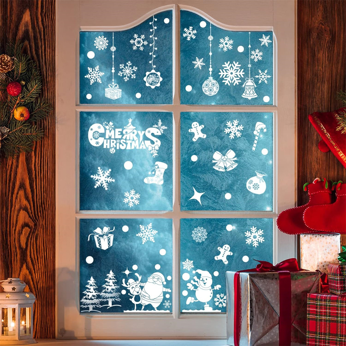 Weihnachtsfenster-Szene mit Schneeflocken, Ornamenten und Weihnachtsfiguren.