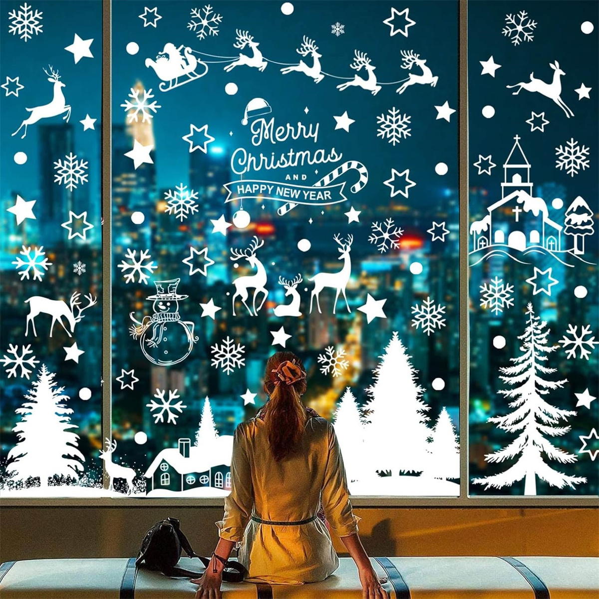 Frau schaut auf Fenster mit Weihnachtsdekorationen: Rentiere, Schneemann, Bäume und 'Merry Christmas'.