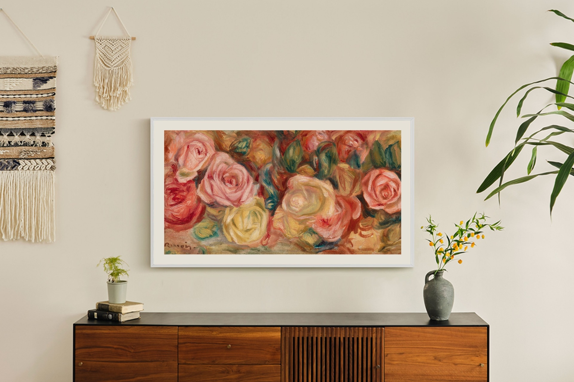 Obraz kwiatów w ramie, na drewnianej szafce z wazonem.