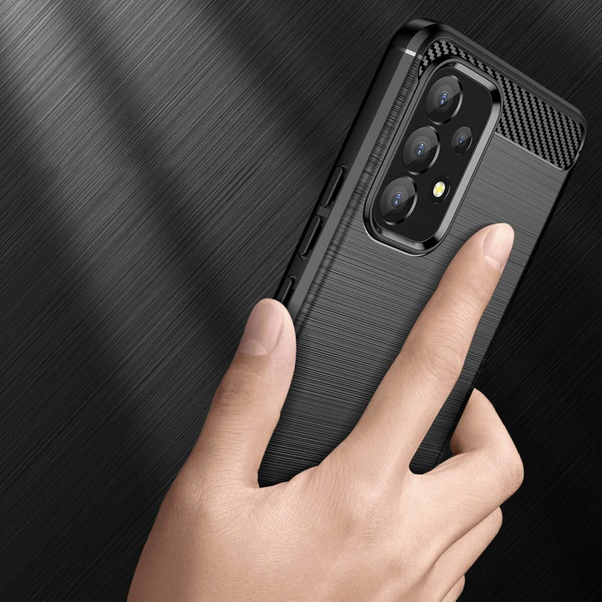 Schwarze Handyhülle mit strukturiertem Design, gehalten in einer Hand vor schwarzem HG.