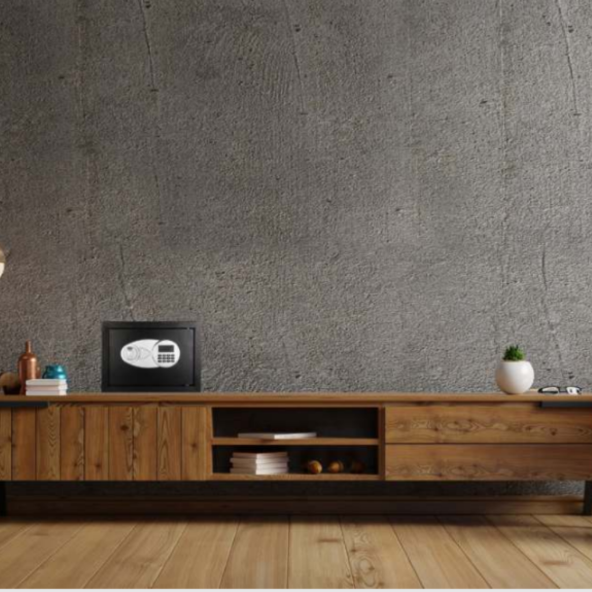 Una habitación con suelo de madera, pared de hormigón, mueble de madera con caja fuerte y objetos decorativos.