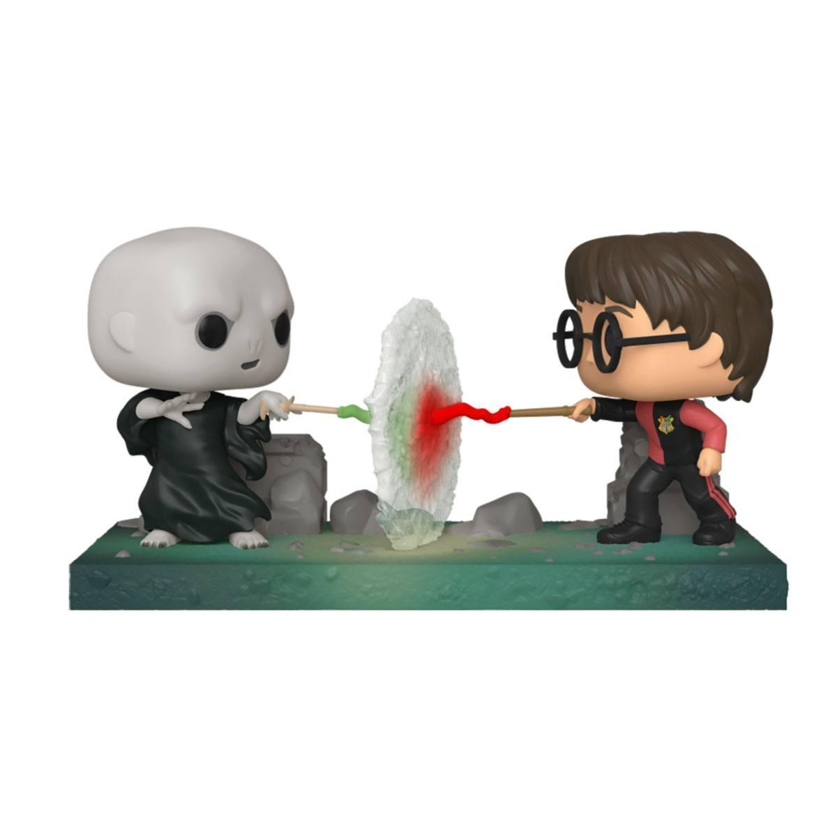 Figuras de Harry Potter y Voldemort se enfrentan, varitas brillando en una luz central.