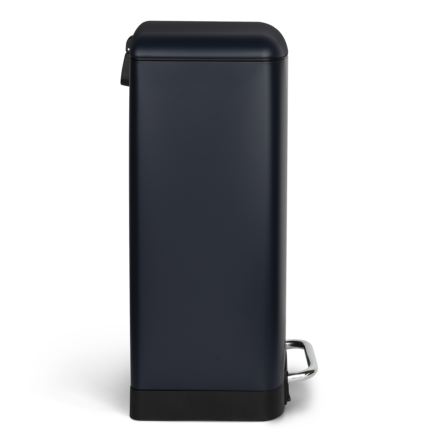 Un basurero rectangular alto y negro con pedal y tapa.