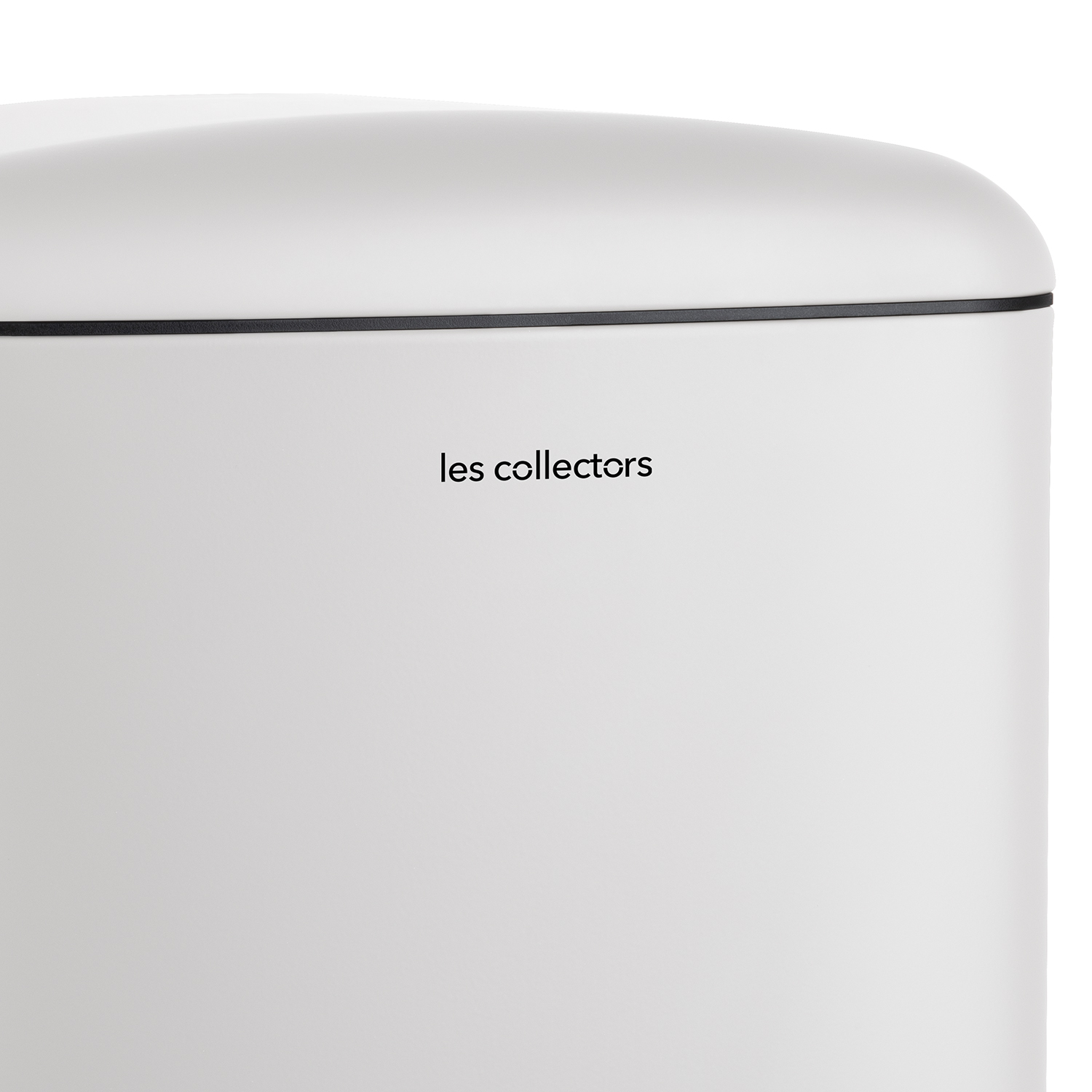 Nahaufnahme eines weißen Mülleimers mit der Aufschrift 'les collectors'.
