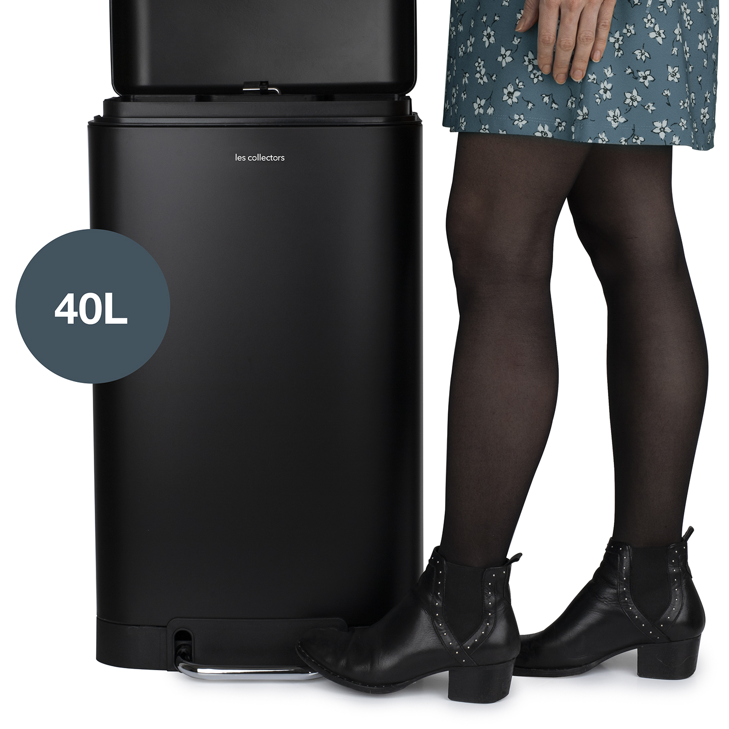 Donna con vestito floreale vicino a un bidone nero con pedale, capacità 40L.