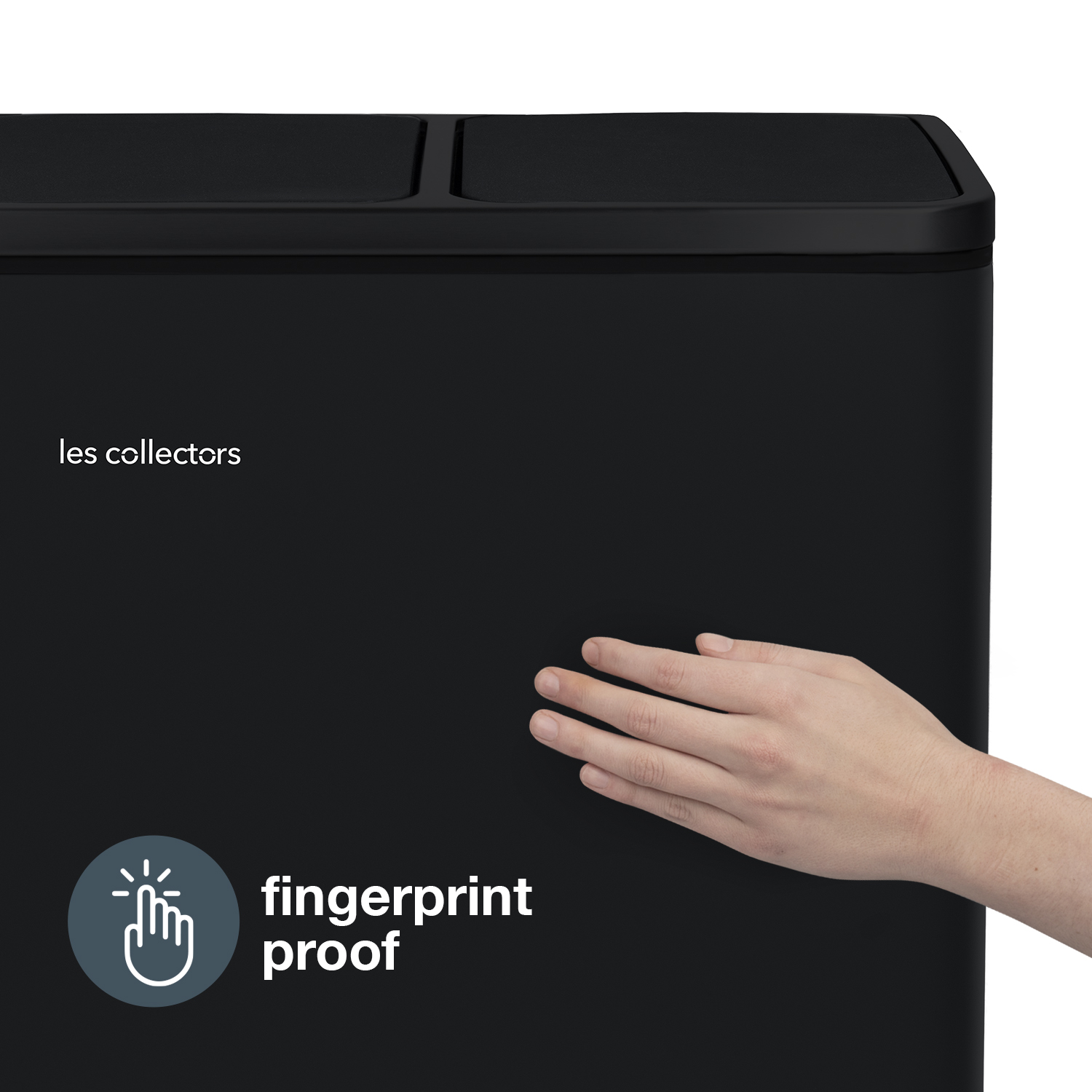 Eine schwarze Tonne, die von einer Hand berührt wird. Text sagt "fingerabdrucksicher". Die Tonne hat das les collectors Logo.