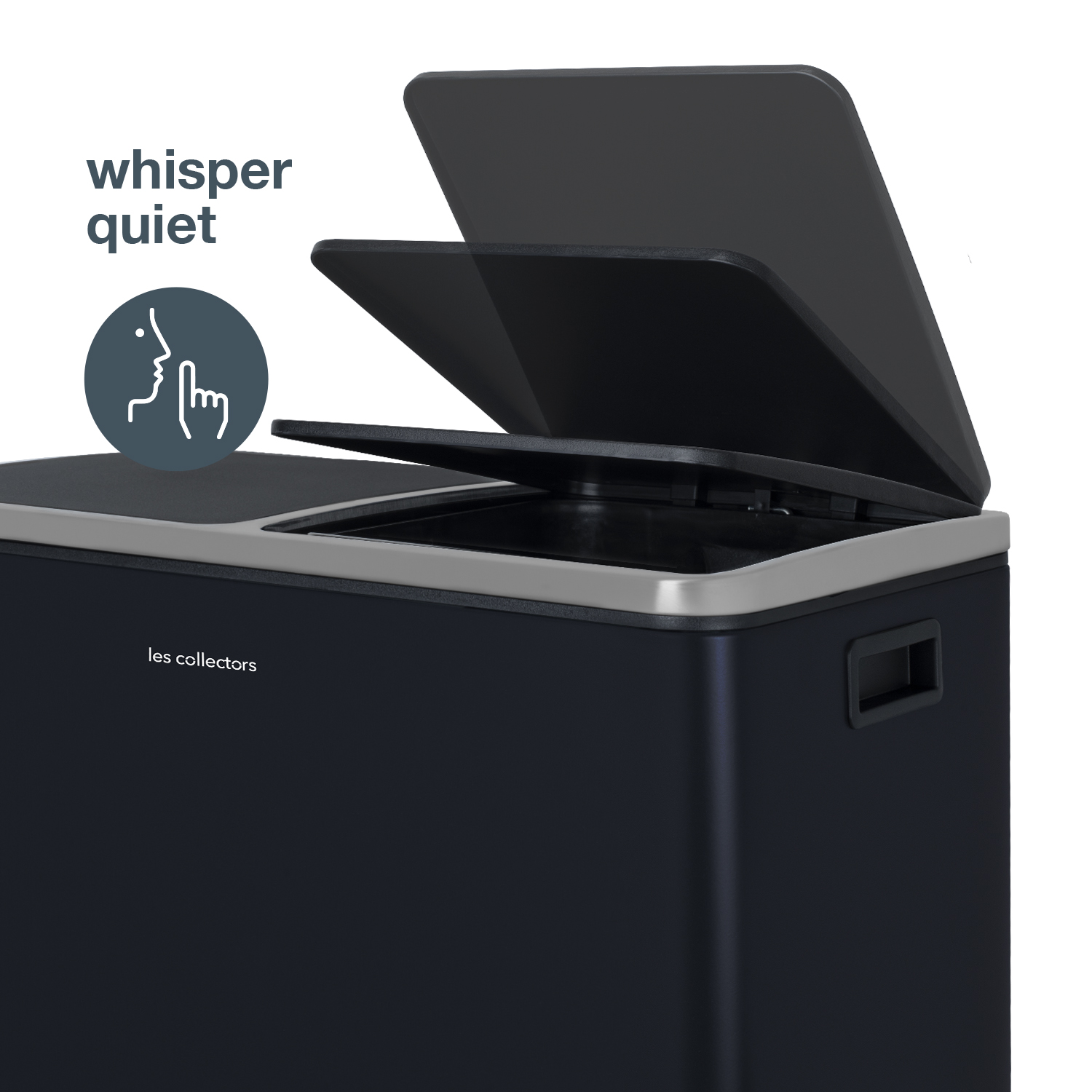 Bidone della spazzatura nero con coperchio aperto. Simbolo della mano che sussurra e testo 'whisper quiet'.