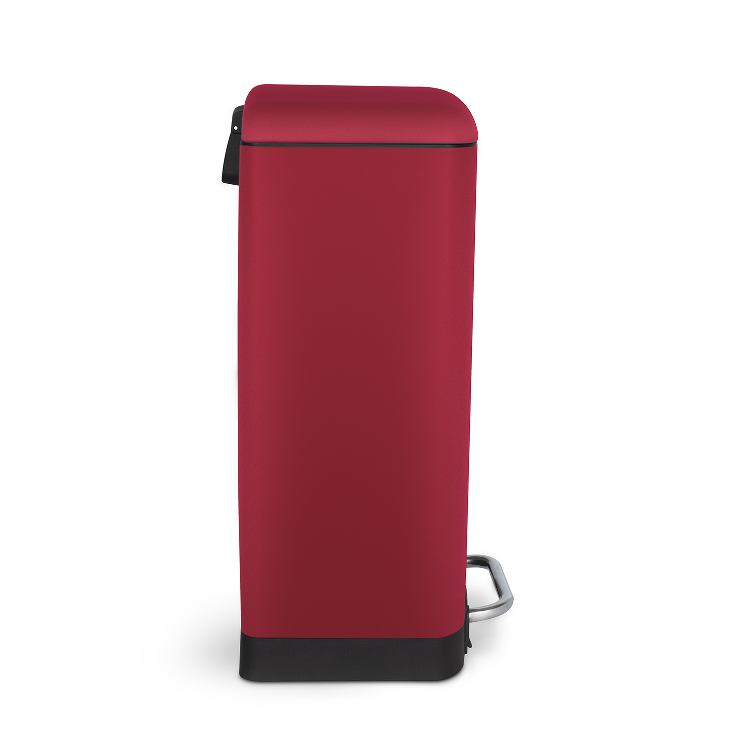 Bidone della spazzatura rettangolare rosso con pedale e coperchio. Lo sfondo è bianco.