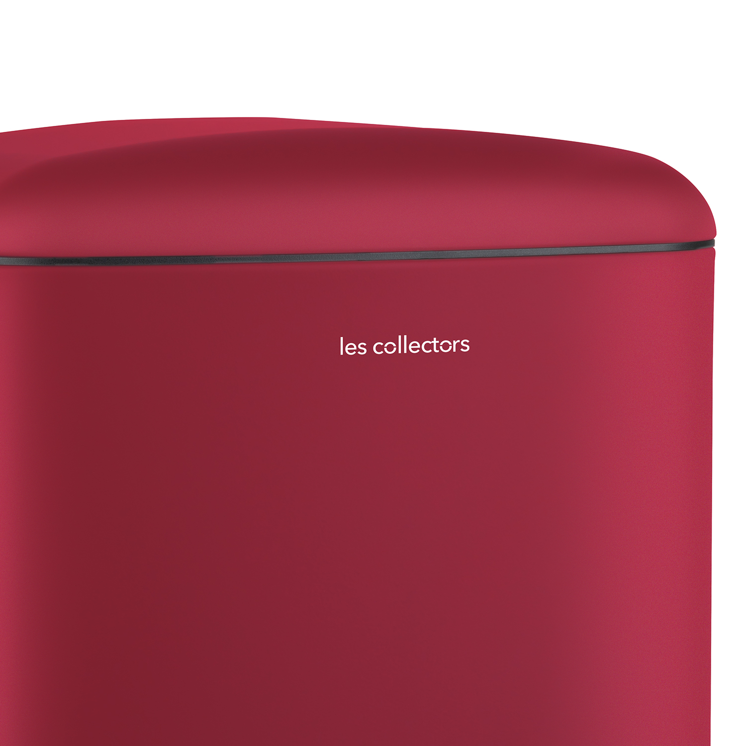 Primo piano di un cestino rosso con la scritta 'les collectors'.