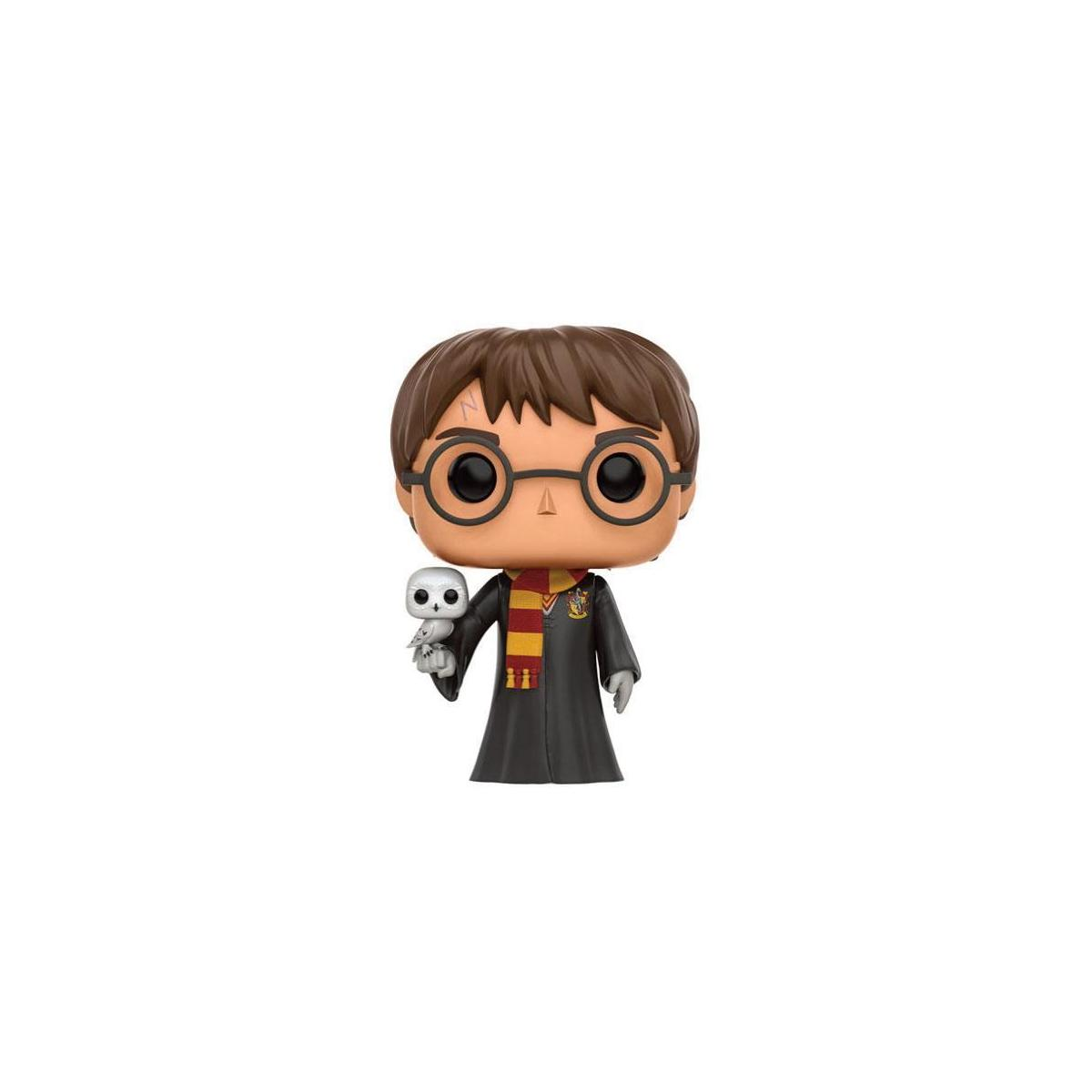 Een Funko Pop-figuur van Harry Potter met Hedwig de uil, in een Zweinstein-uniform, op een witte achtergrond.