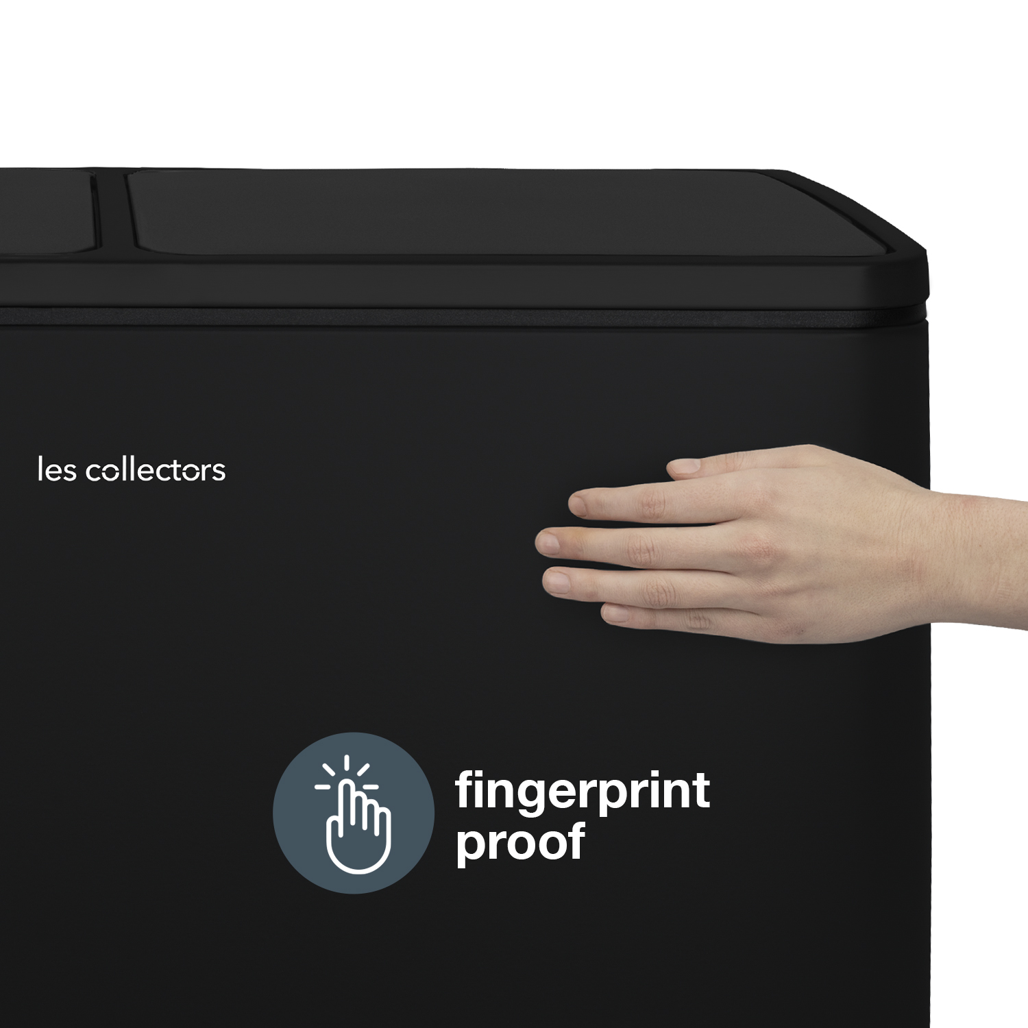 Primo piano di un bidone nero con l'etichetta 'a prova di impronte digitali' e una mano che tocca il lato.