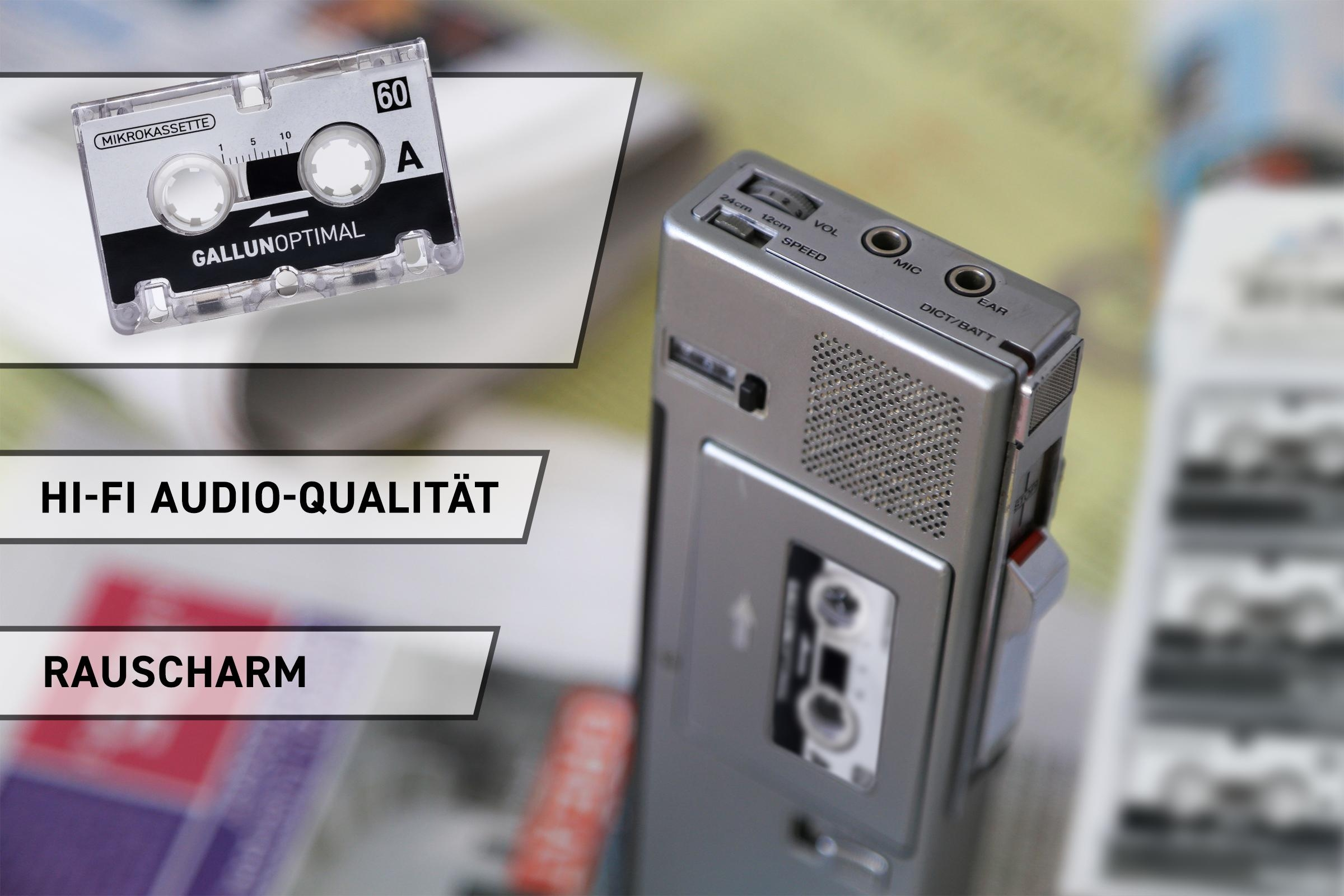 Eine Kassette und ein tragbares Audiorecorder. Der Recorder hat Knöpfe und einen Mikrofoneingang.