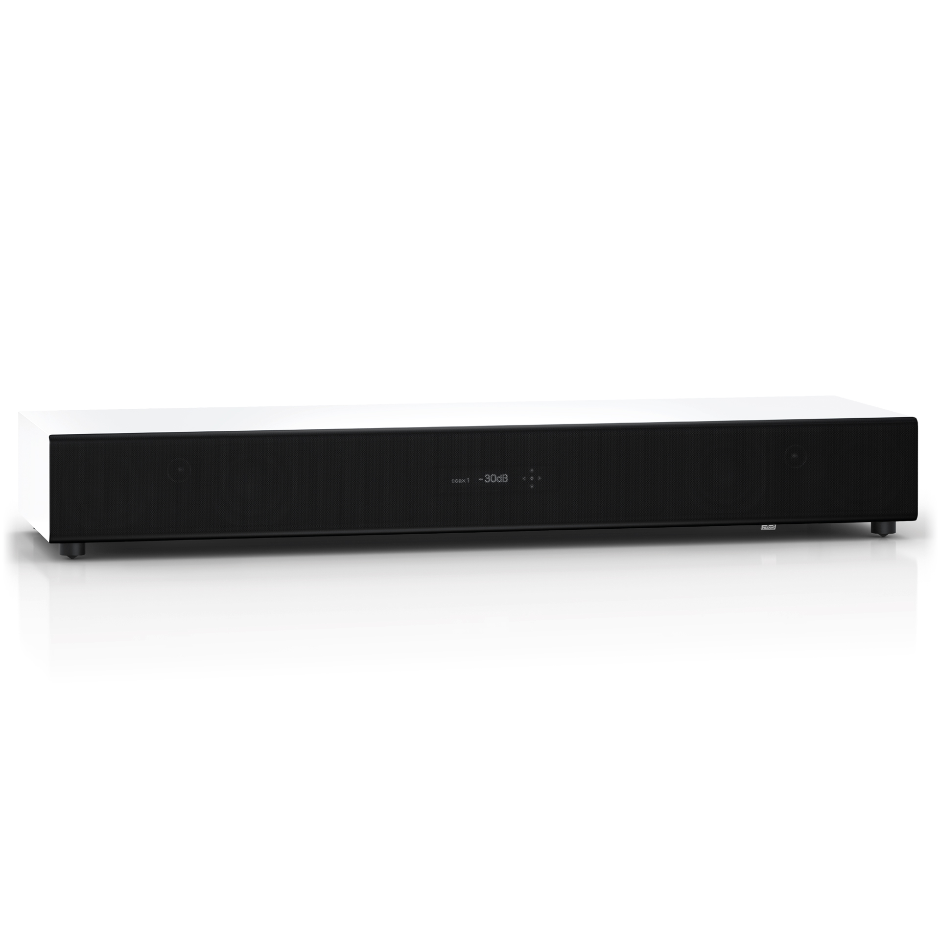 Eine lange, weiße Soundbar mit schwarzem Lautsprechergrill und Display auf weißem Untergrund.