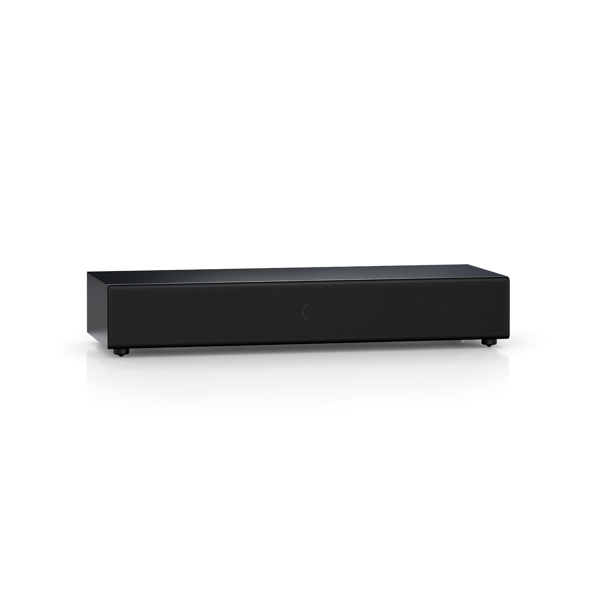 Lange, schwarze Soundbar auf weißem Hintergrund. Sie hat eine Gitterfront und kleine Füße.