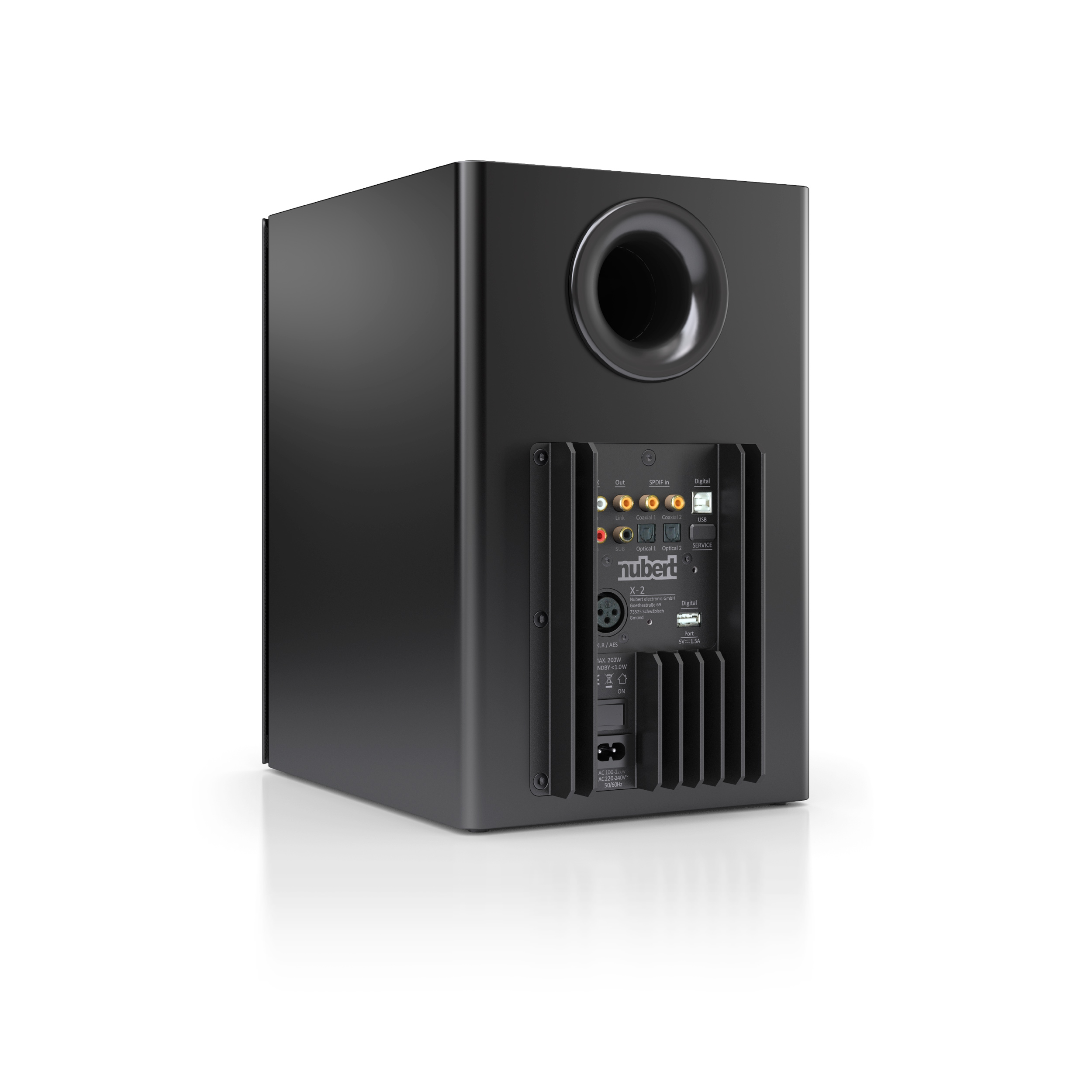 Schwarzer Subwoofer mit hinterer Eingangsblende. Silberner Grill und große Lautsprecheröffnung. Isoliert auf weißem Hintergrund.