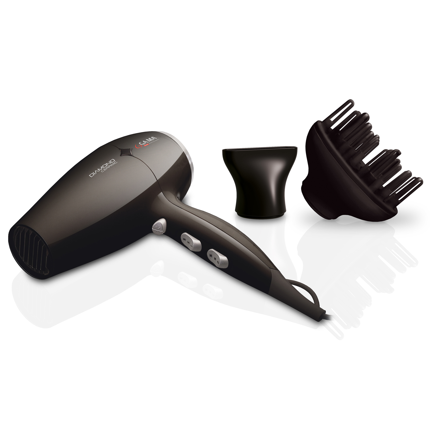 Czarna suszarka do włosów z dwoma nasadkami na białej powierzchni. Model GAMA Diamond 3000.