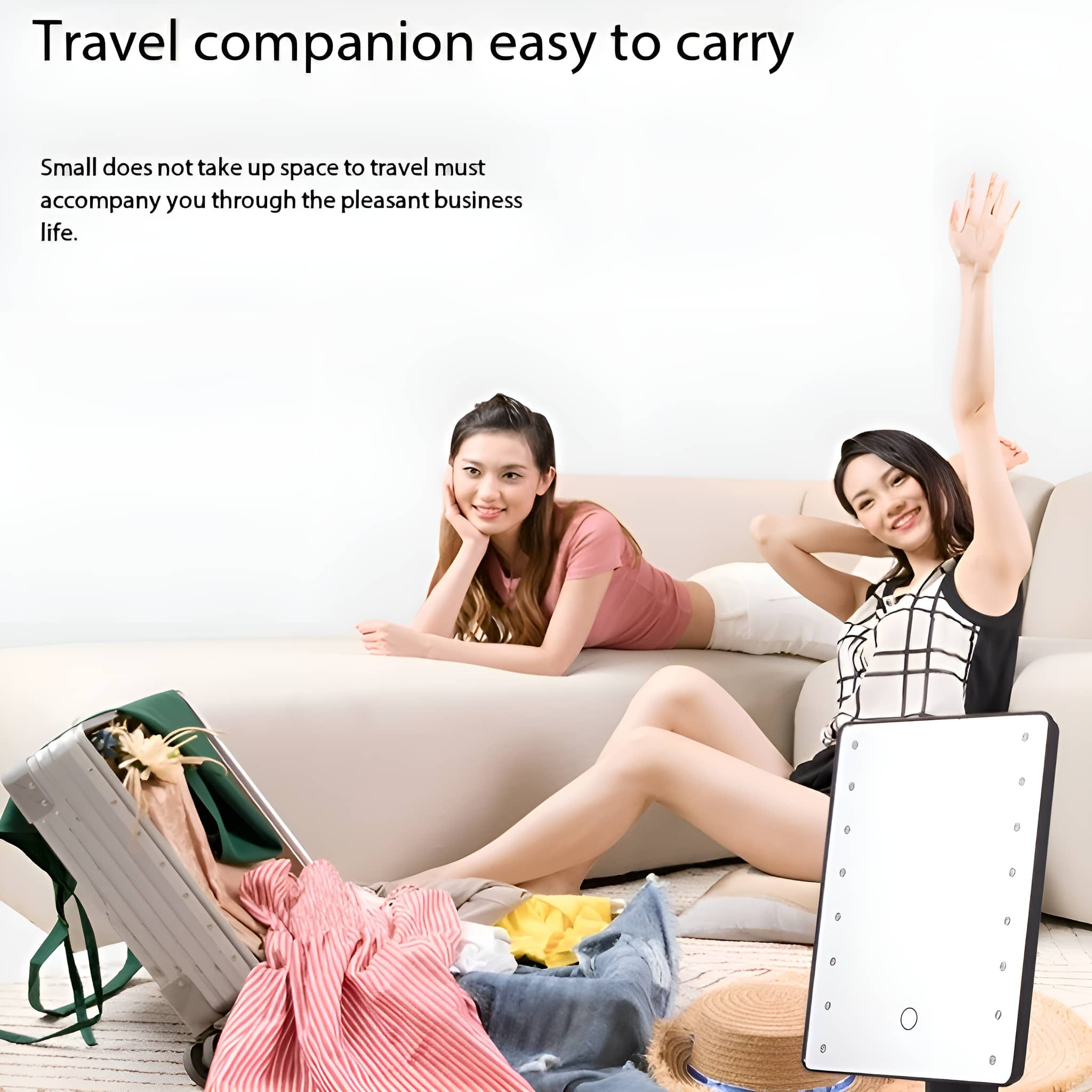 Zwei Frauen mit Reisespiegel, Koffer und Kleidung auf einer Couch. Weißer Hintergrund.