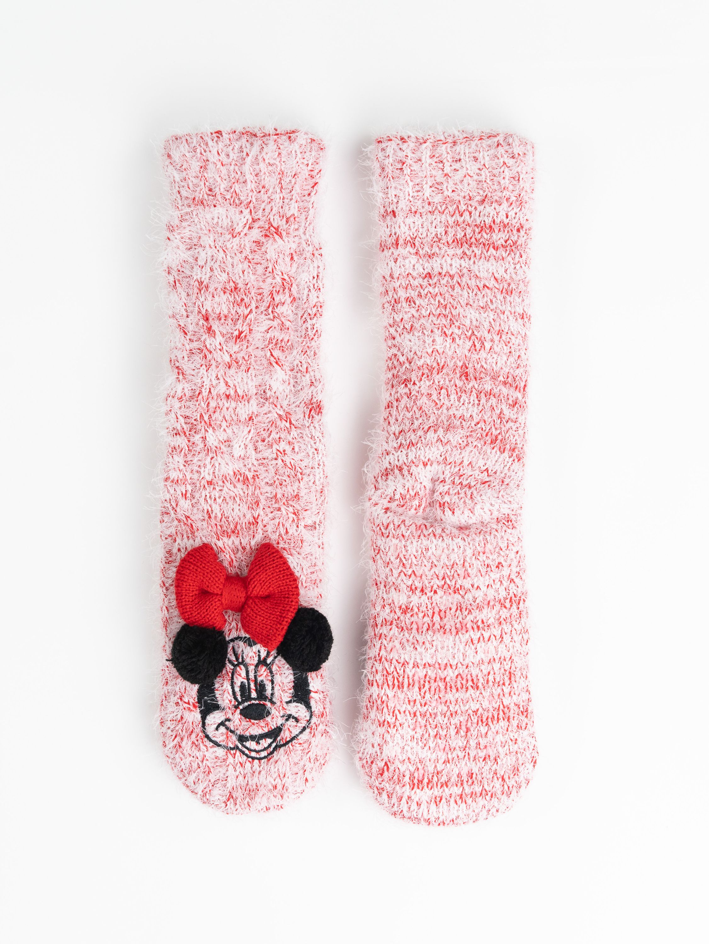 Ein Paar rot-weiße Socken mit einer Minnie Mouse-Stickerei darauf.
