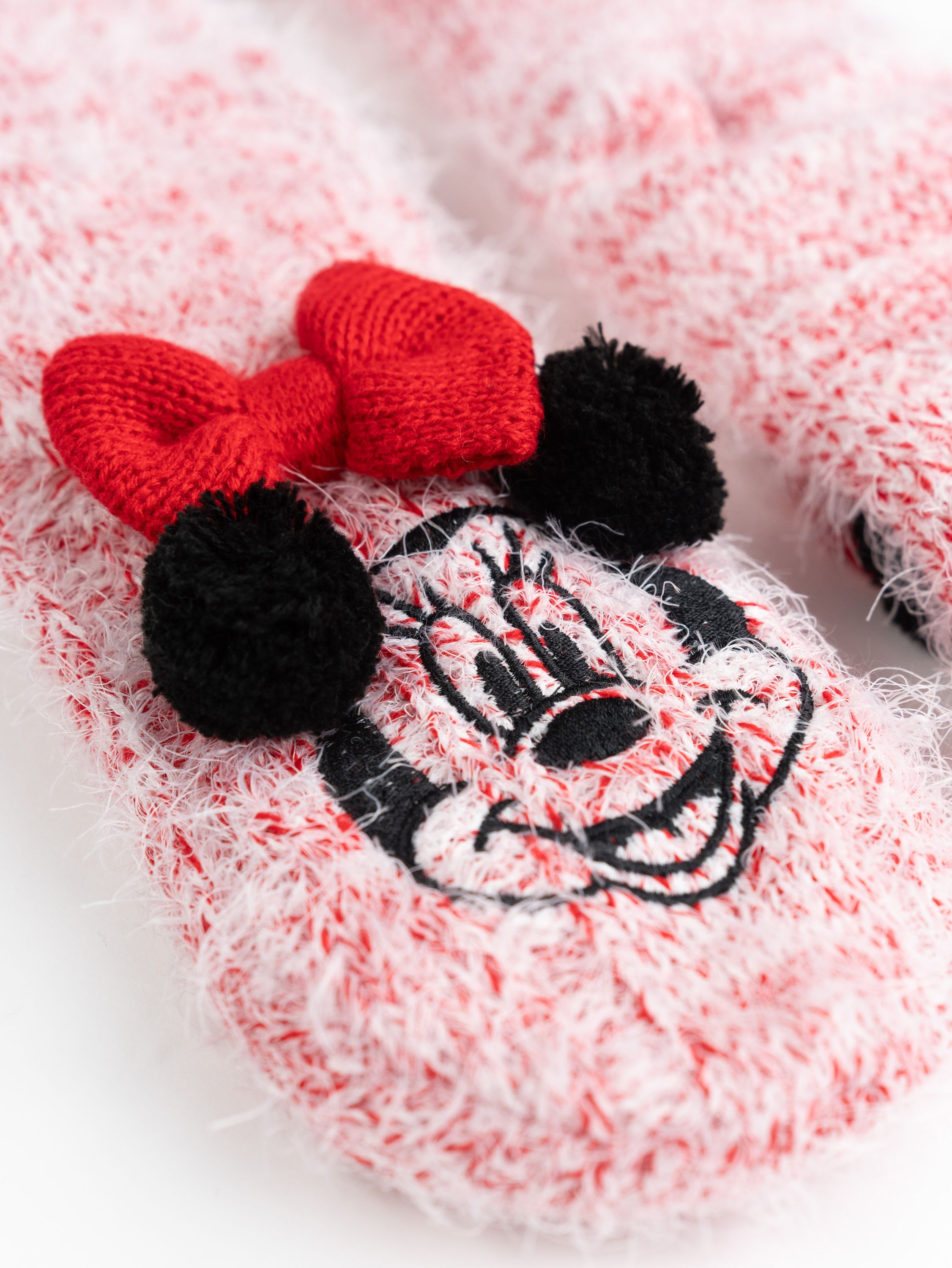 Minnie Mouse Socken. Rote, weiße und schwarze Farben. Schleife und Pompons auf den Socken.