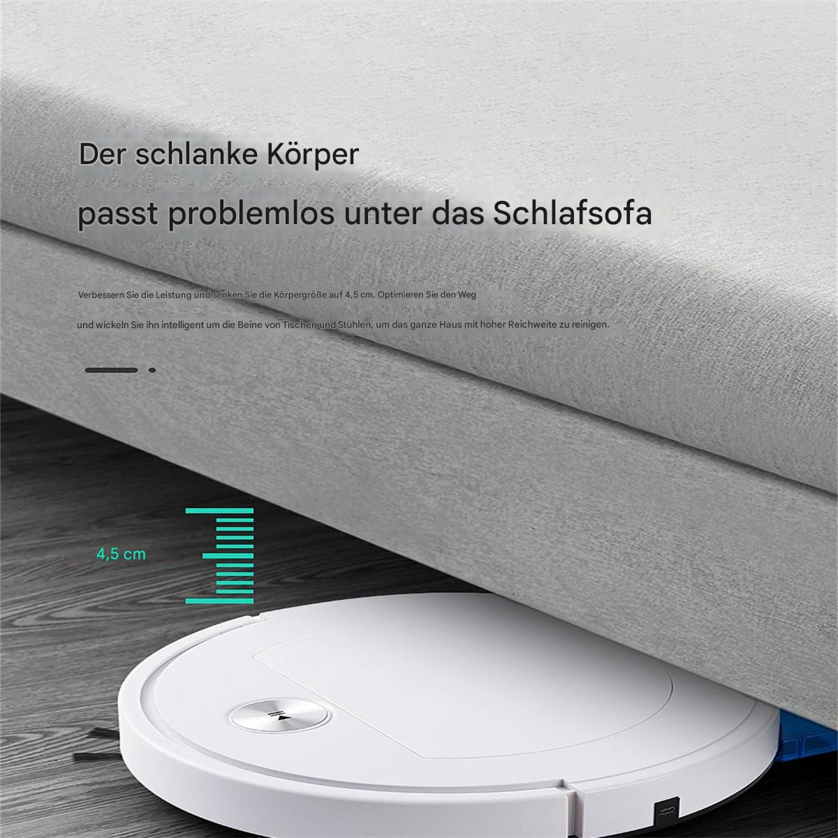 Ein weißer Roboter-Staubsauger unter einem grauen Sofa, Text auf Deutsch, auf Holzboden.