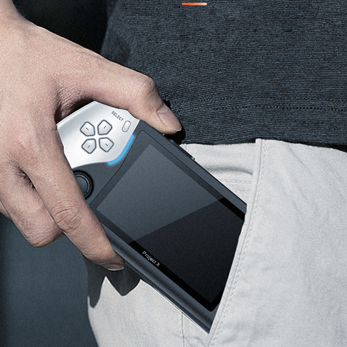 Hand hält eine schwarze Handheld-Spielkonsole in einer Tasche. Die Konsole hat einen Bildschirm und Knöpfe.