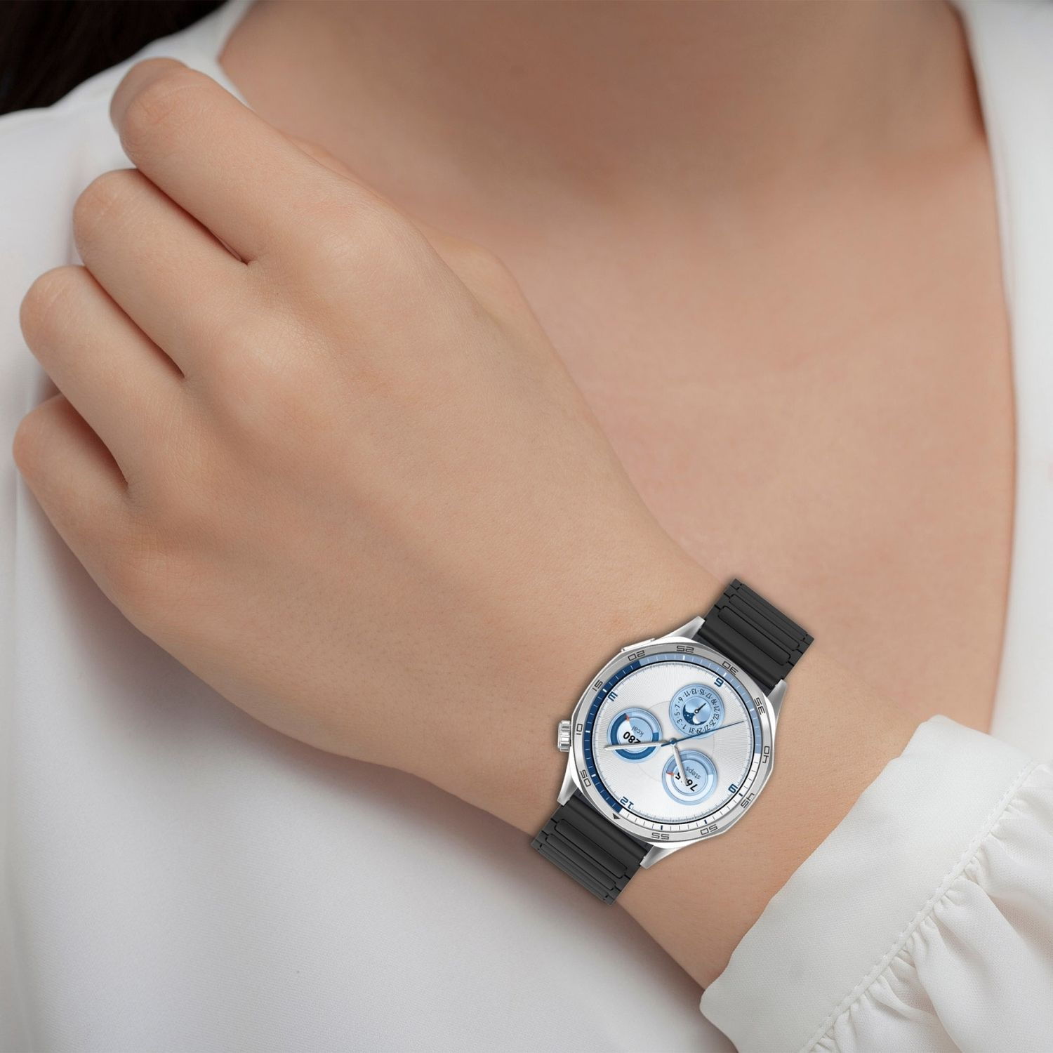 Handgelenk einer Frau mit Armbanduhr. Die Uhr hat ein silbernes Zifferblatt und ein schwarzes Armband.