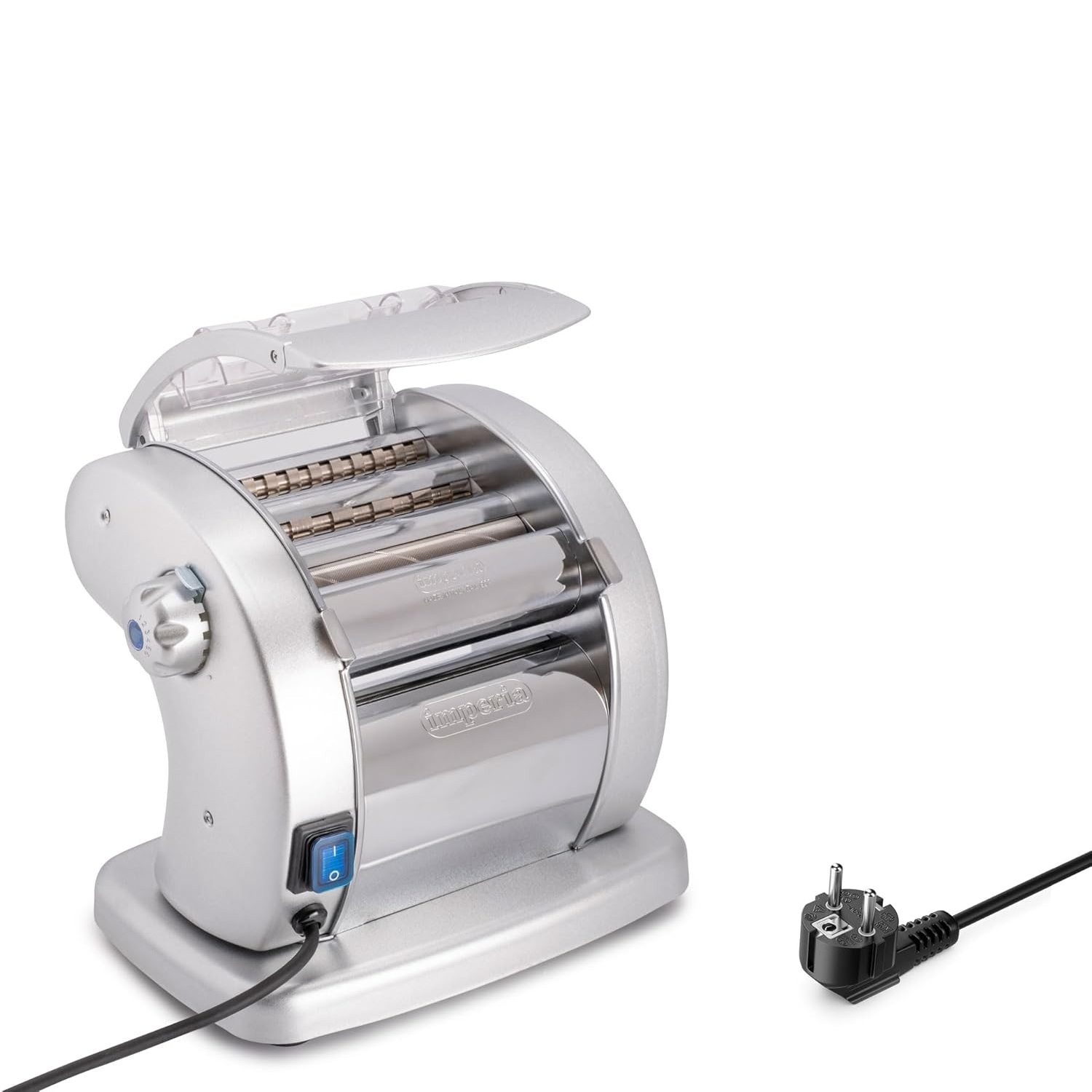 Macchina per la pasta argentata con coperchio trasparente e spina su sfondo bianco.