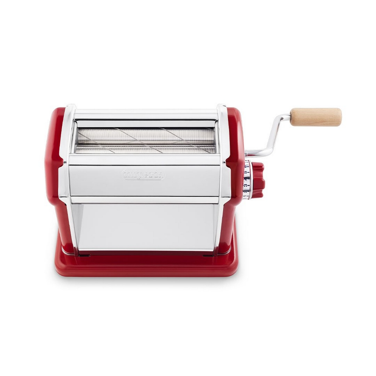 Macchina per la pasta rossa con manico in legno e rullo argentato su sfondo bianco.