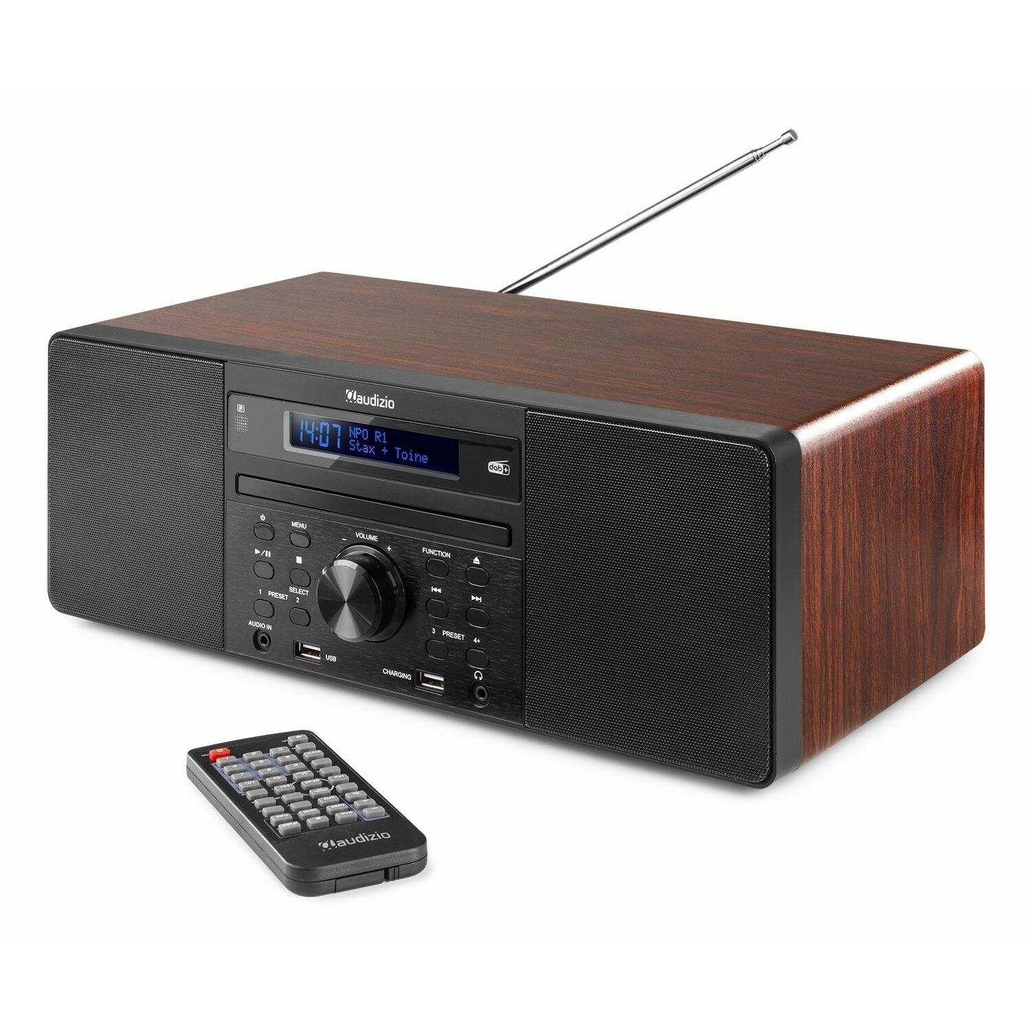 Ein braunes Holzradio mit CD-Player, Bildschirm und Fernbedienung auf weißem Hintergrund.