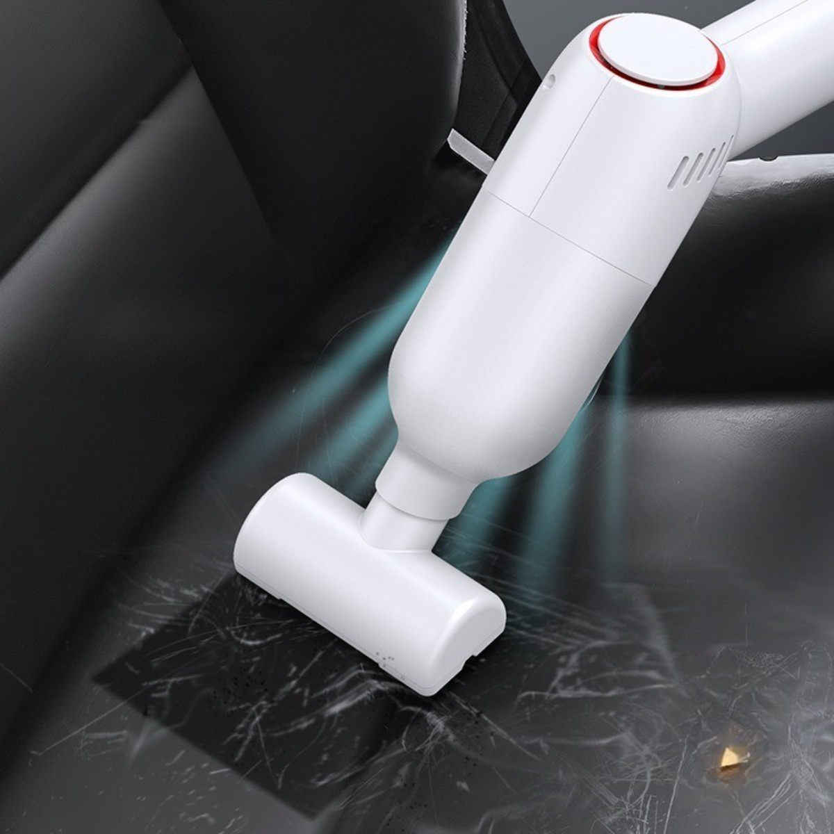 Ein weißer Handstaubsauger reinigt einen schwarzen Autositz, mit blauem Lichteffekt.
