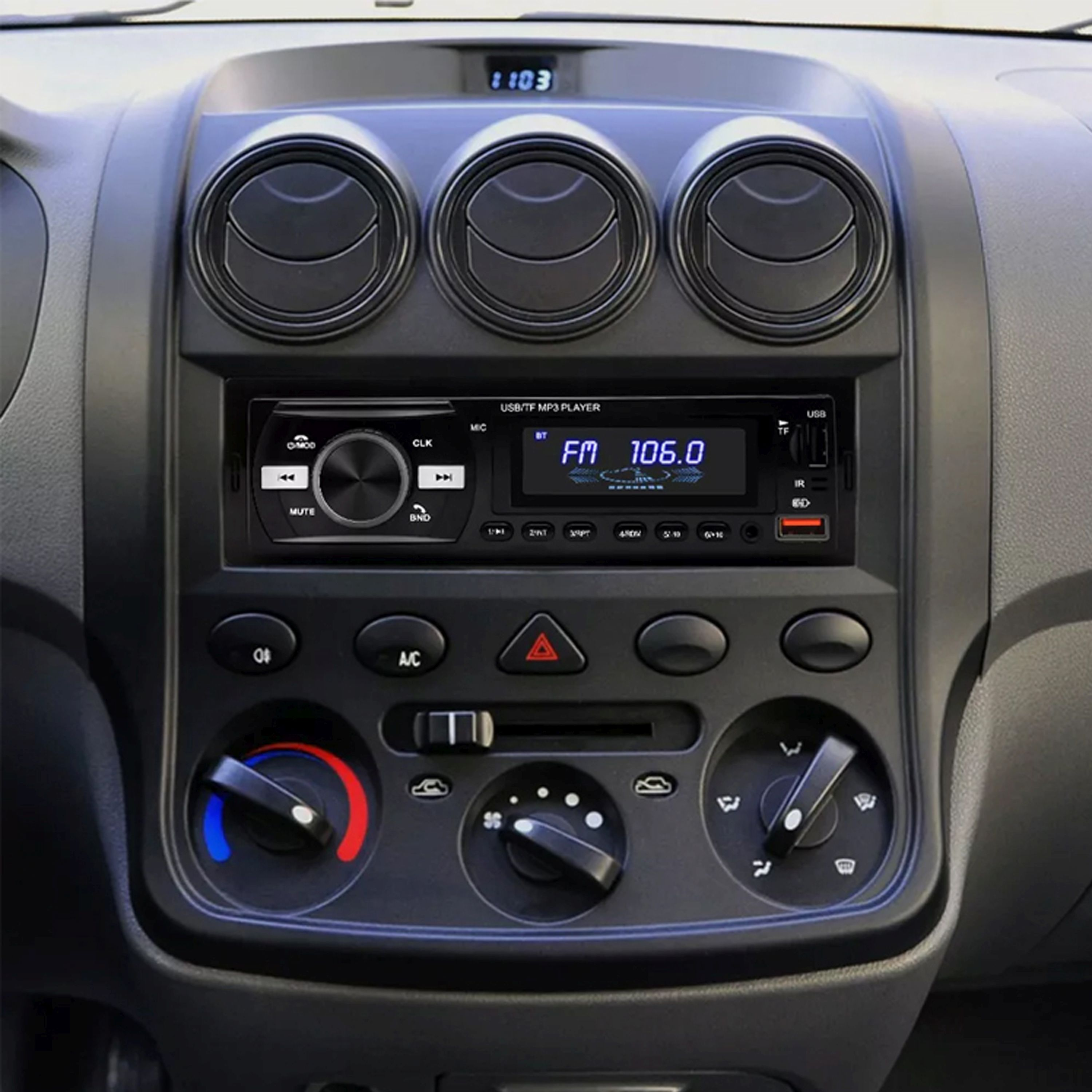 Auto-Stereoanlage mit Anzeige der UKW-Radiofrequenz. Schwarzes Armaturenbrett eines Autos ist der Hintergrund.