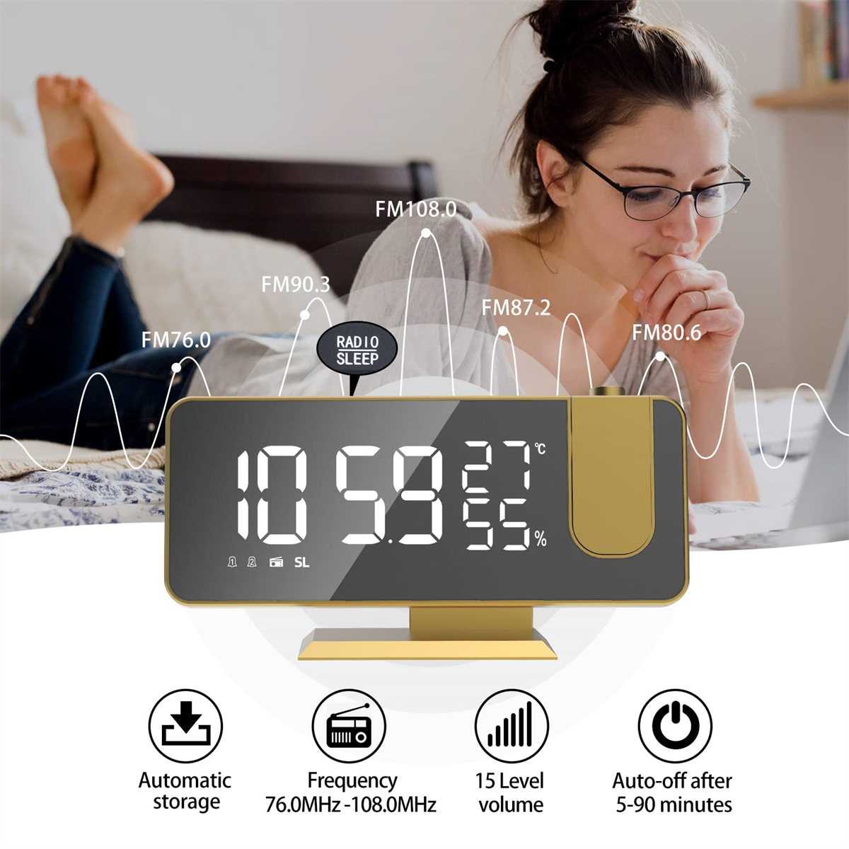 Eine Frau mit Brille liegt auf dem Bett und schaut auf eine Digitaluhr, die Zeit, Temperatur und Frequenz anzeigt.